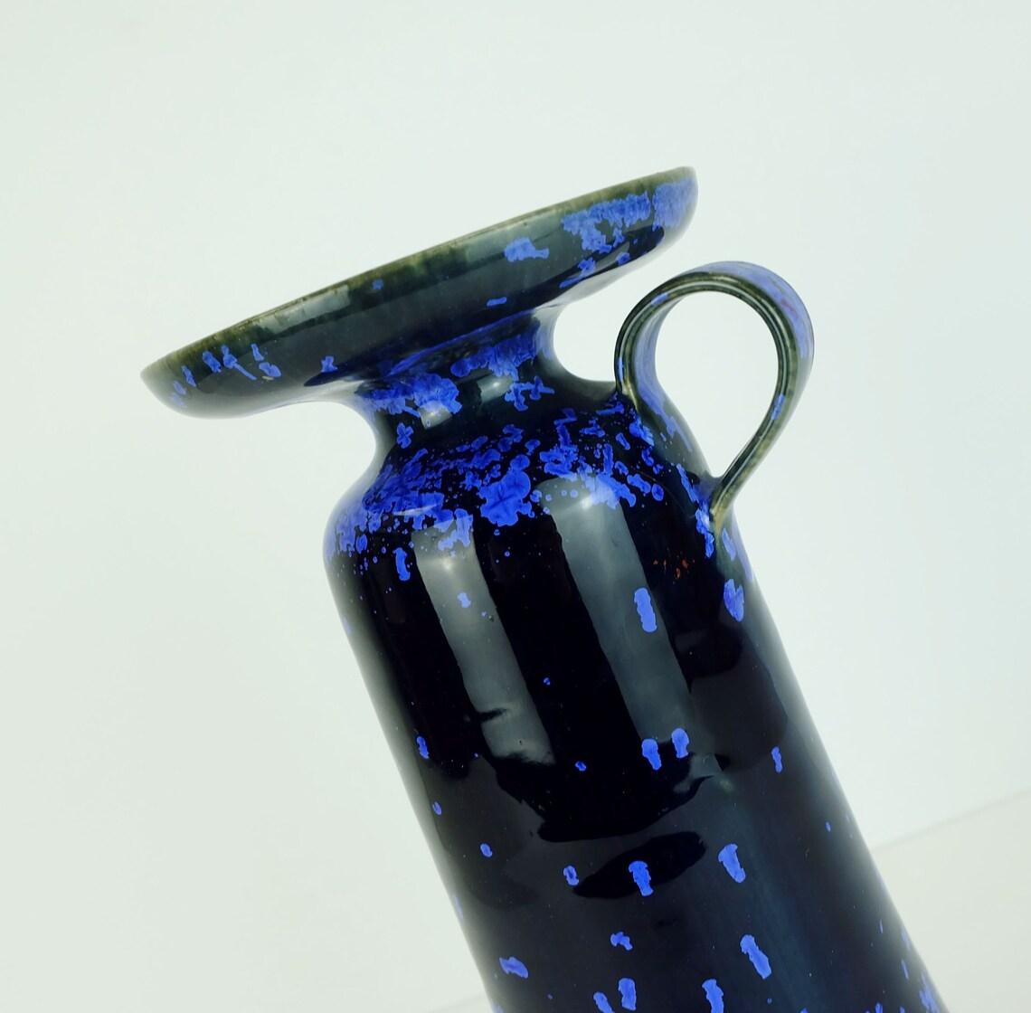 Shapely midcentury vase manufactured by 'Kunsttöpferei Gudrun & Ralf Unterstab' Langenhessen, East Germany. Around late 1960s to 1970s. Black glaze in matt and glossy combined with intense blue. Marked on the bottom. 

Height 10.43