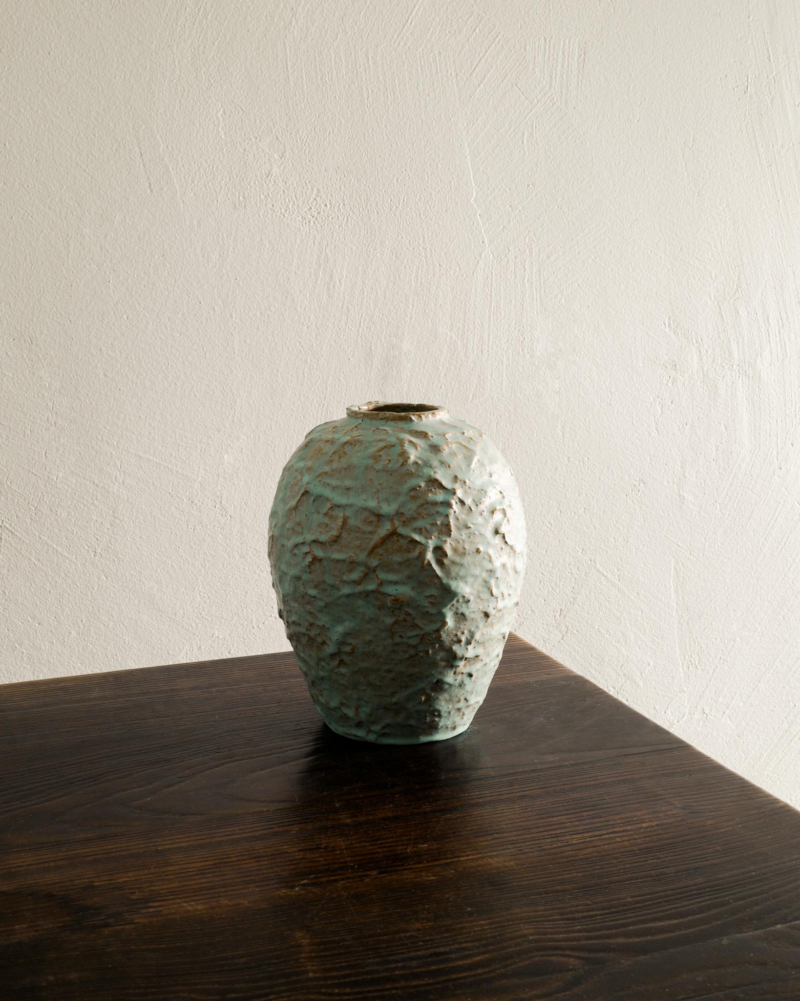 Rare vase en grès / céramique du milieu du siècle, à la glaçure vert clair / turquoise, réalisé par le duo de céramistes suédois Andersson & Johansson pour Höganäs Sweden, dans les années 1940. En bon état d'origine. Signé. 

Nous avons également un