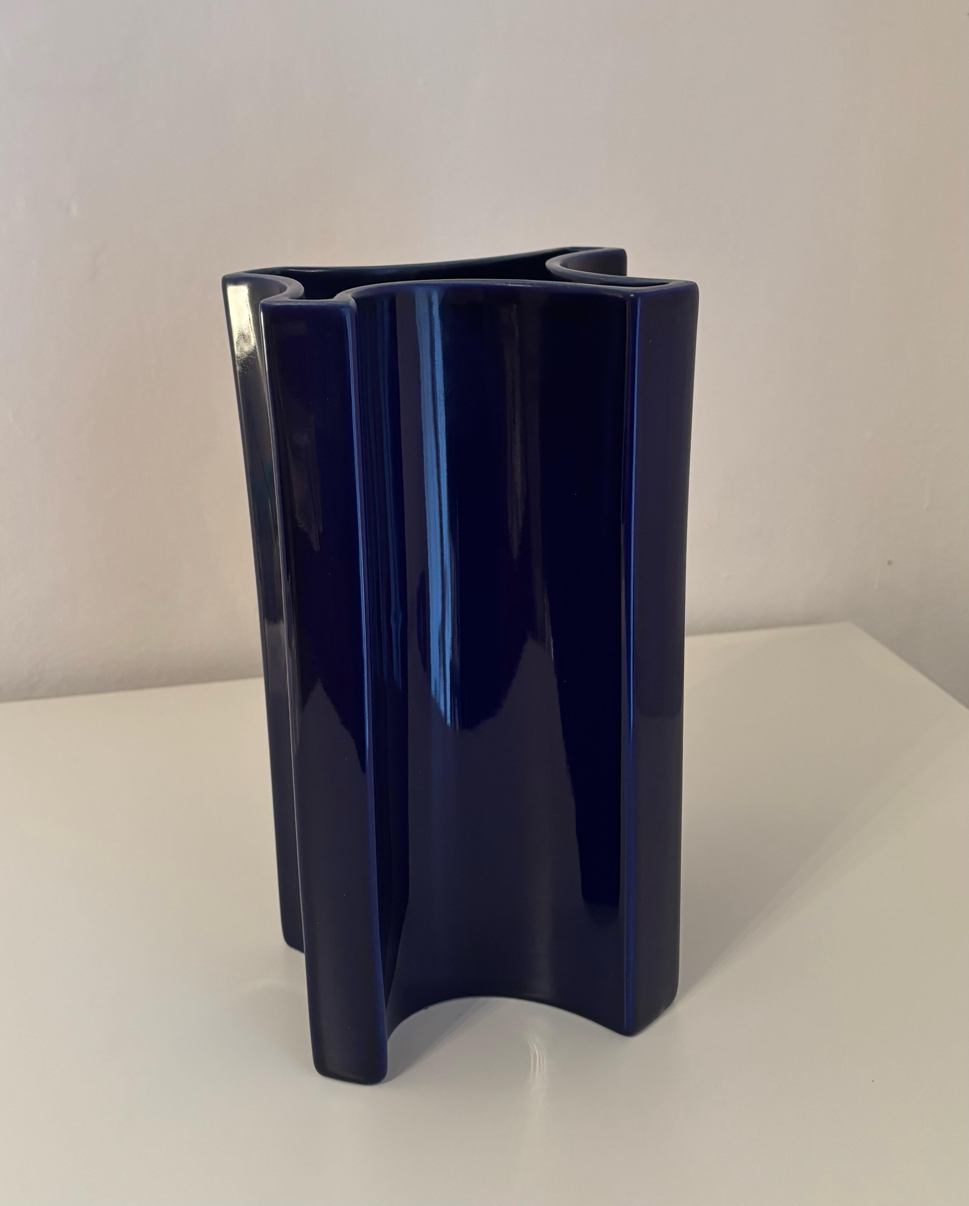 Vaso in ceramica disegnato da Angelo Mangiarotti e prodotto da  Fratelli Brambilla, 1960.

Biografia
L'architetto, scultore e designer italiano Angelo Mangiarotti è tuttora stimato per il suo approccio raffinato e controllato ai materiali. È nato a