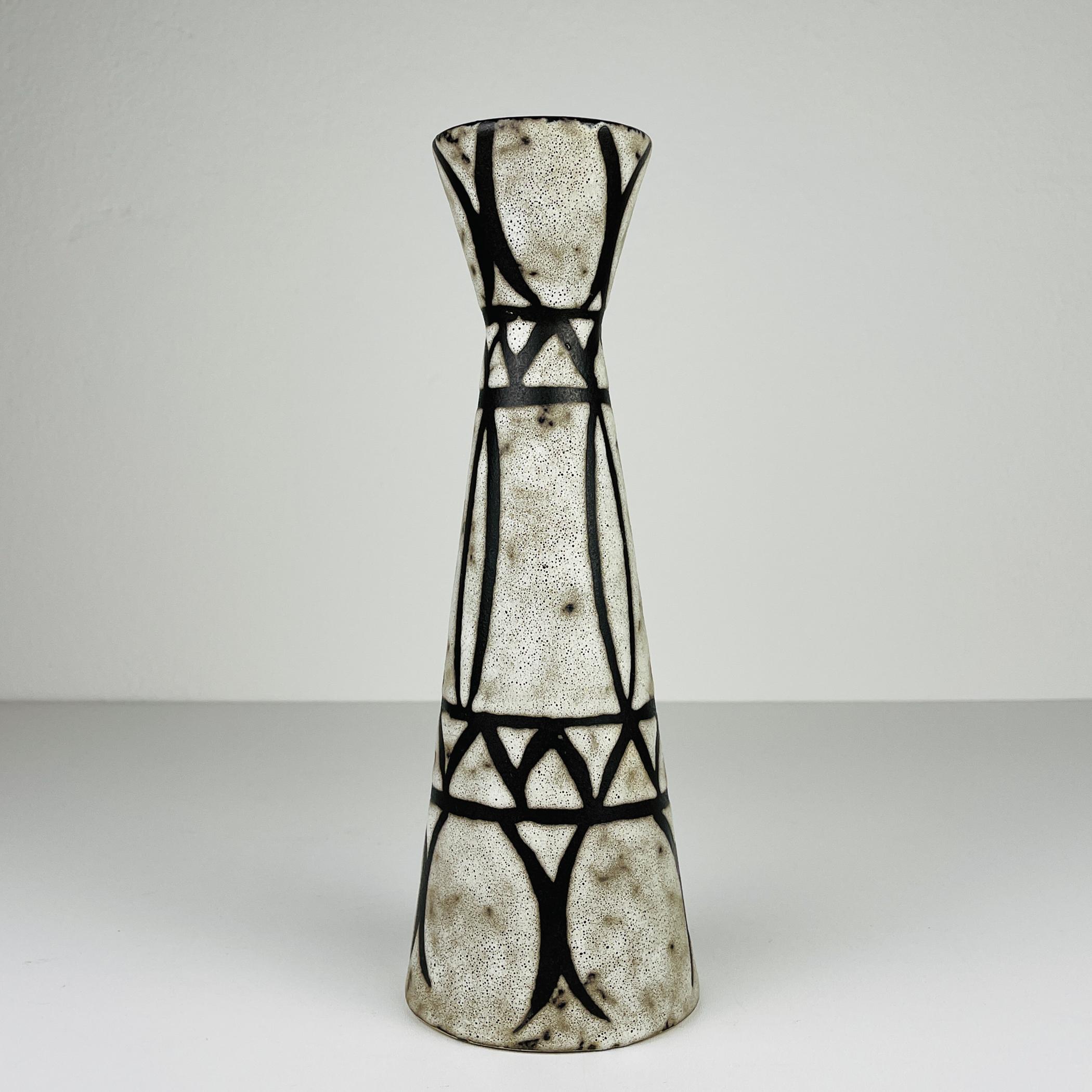 Preciosos jarrones geométricos de cerámica de Bay Keramik, fabricados en Alemania Occidental en la década de 1960.

El jarrón de cerámica está en muy buen estado vintage, sin daños.

Dimensiones:
Anchura: 10 cm / 3,93 pulgadas
Altura: 28