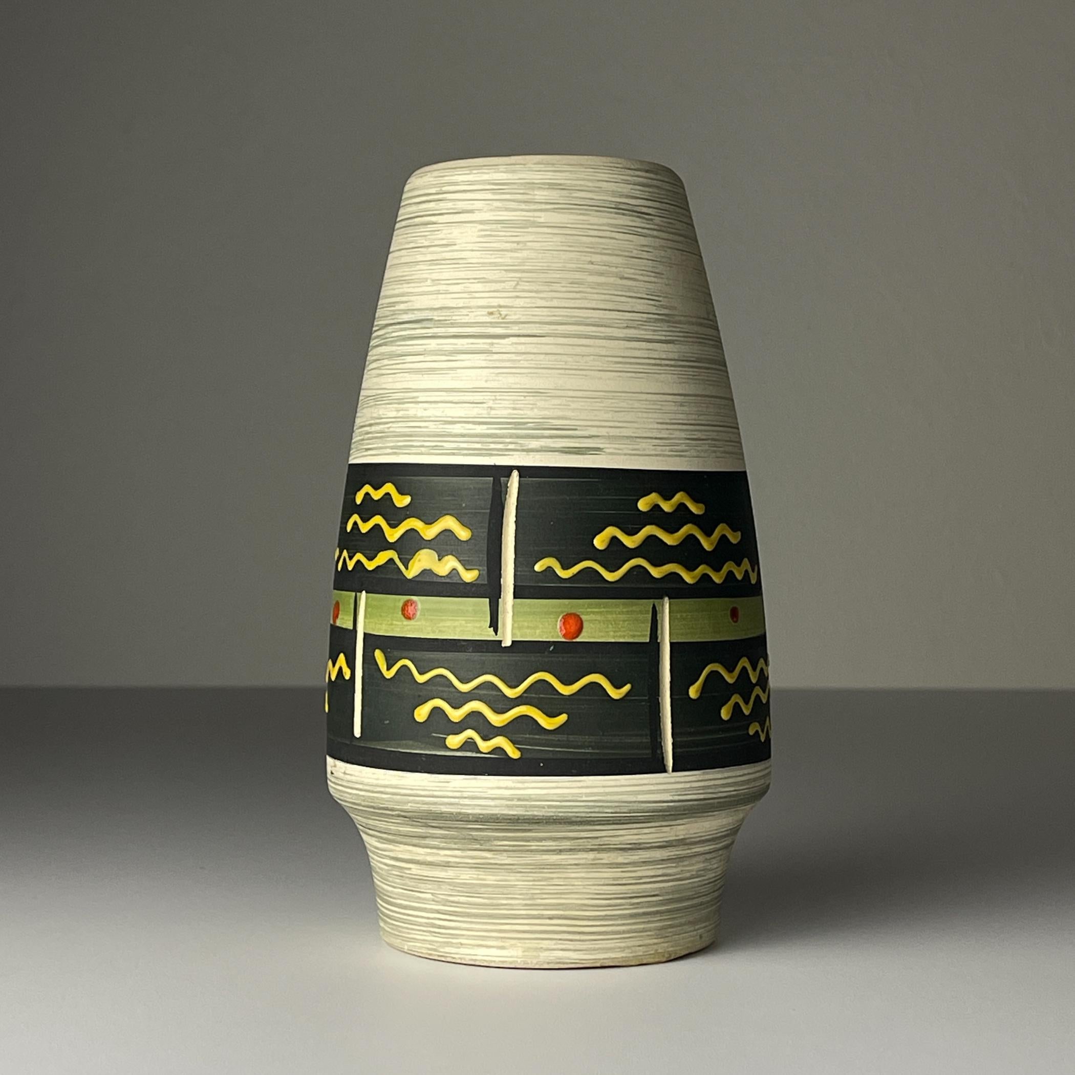 Bellissimi vasi geometrici in ceramica di Bay Keramik realizzati in Germania Ovest negli anni '60.

Il vaso in ceramica è in ottime condizioni vintage, senza danni.

Dimensioni:
Larghezza: 12 cm
Altezza: 20 cm


Offriamo una spedizione sicura in