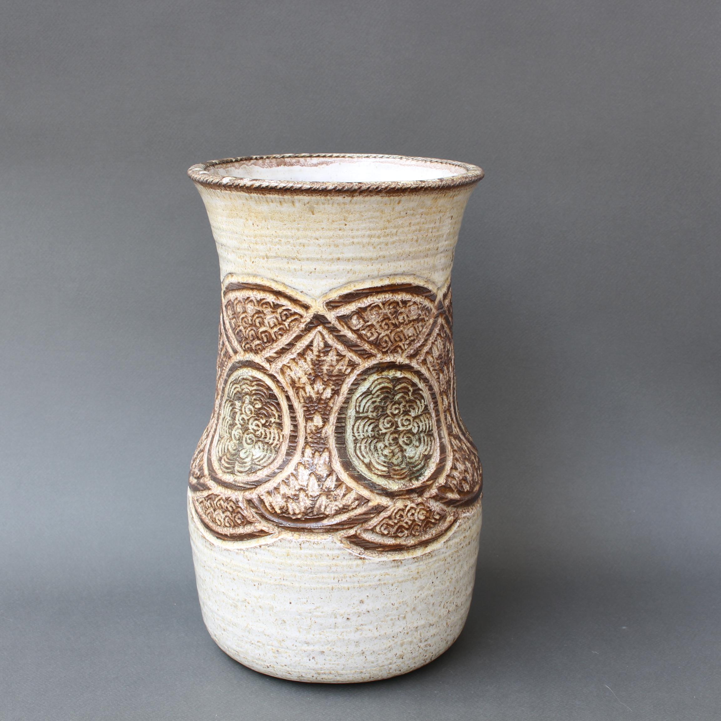 Vase en céramique du milieu du siècle (vers 1960) par Marcel Giraud, Vallauris, France. Cette pièce de grande taille, à la forme gracieuse et incurvée, à la bouche large et à la base de couleur blanc sable, est la quintessence du style vintage du