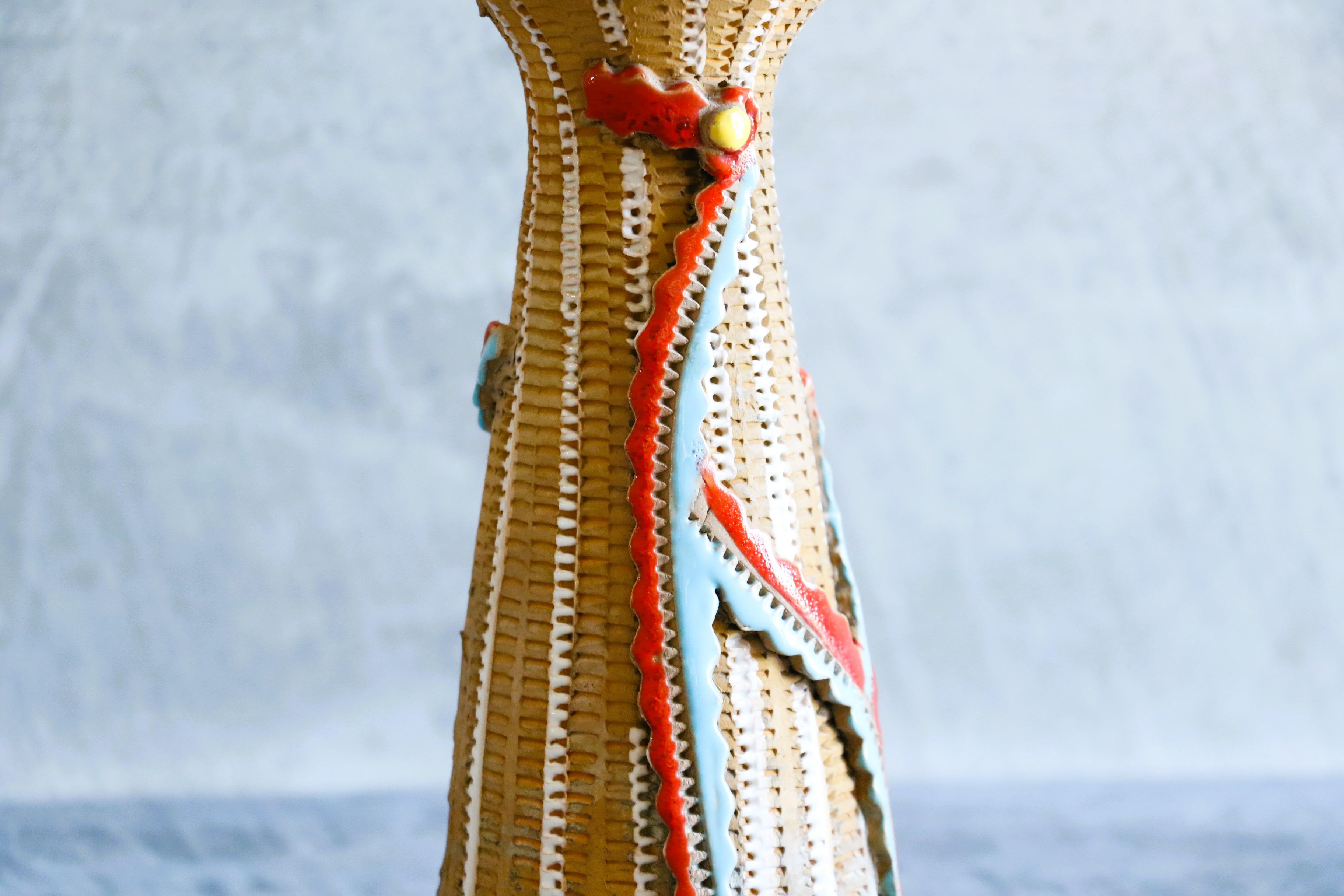 Italienische Keramikvase aus der Jahrhundertmitte von Romacrea, 1960er Jahre

Eine bezaubernde Keramikvase, die in den 1960er Jahren von Romacrea, einer angesehenen Keramikwerkstatt in Rom, geschaffen wurde. Dieses skulpturale Stück verkörpert den