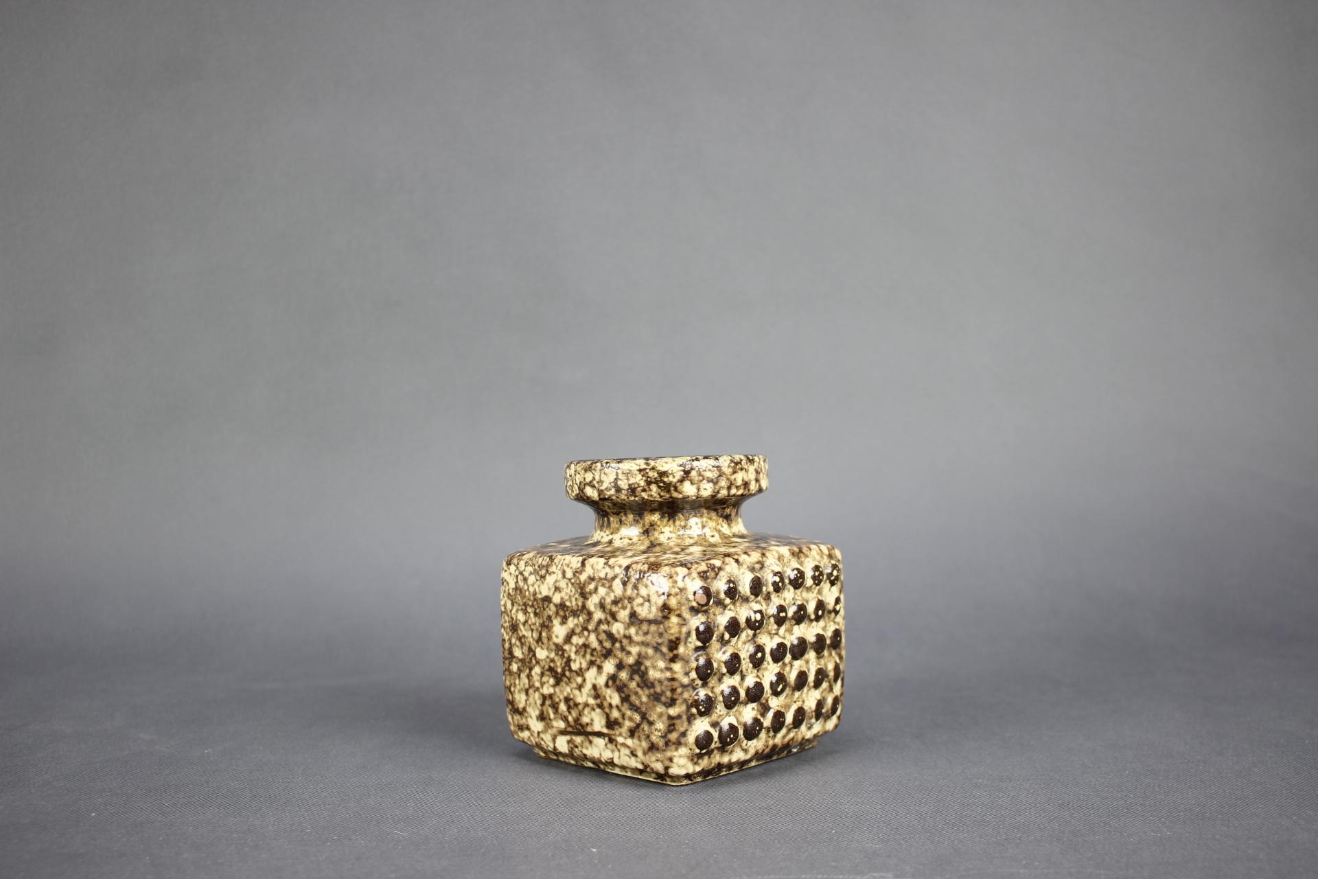 - Vase en céramique du milieu du siècle par VEB Haldensleben, Allemagne, années 1970,
- en céramique
- présente des signes d'usure et d'ancienneté (rayures, etc.),
- en bon état d'origine,