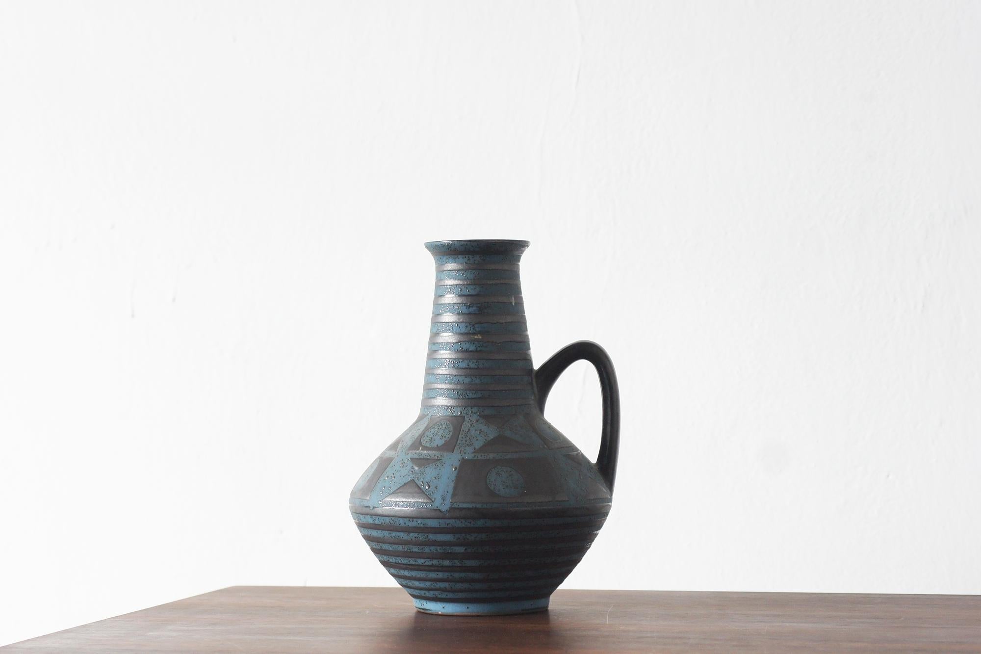 Il vaso in ceramica form A 1507-27 con decori disegnati da Helmut Scholtis per l'etichetta Carstens Tönnieshof è un classico esempio del design tedesco degli anni '60.

Proporzioni armoniose: elegante e funzionale, ideale come accento decorativo.
Il