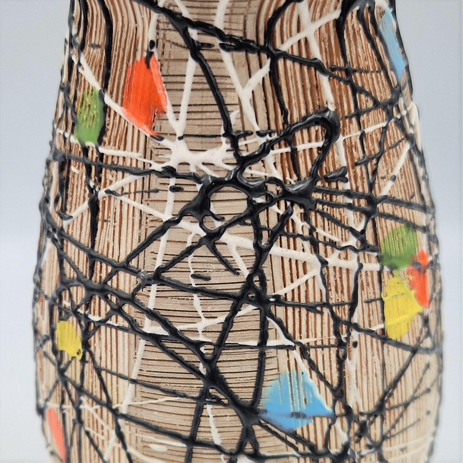 Il vaso è realizzato in ceramica ed è stato dipinto a mano in molti colori. Meravigliosa ispirazione per il design moderno dell'epoca