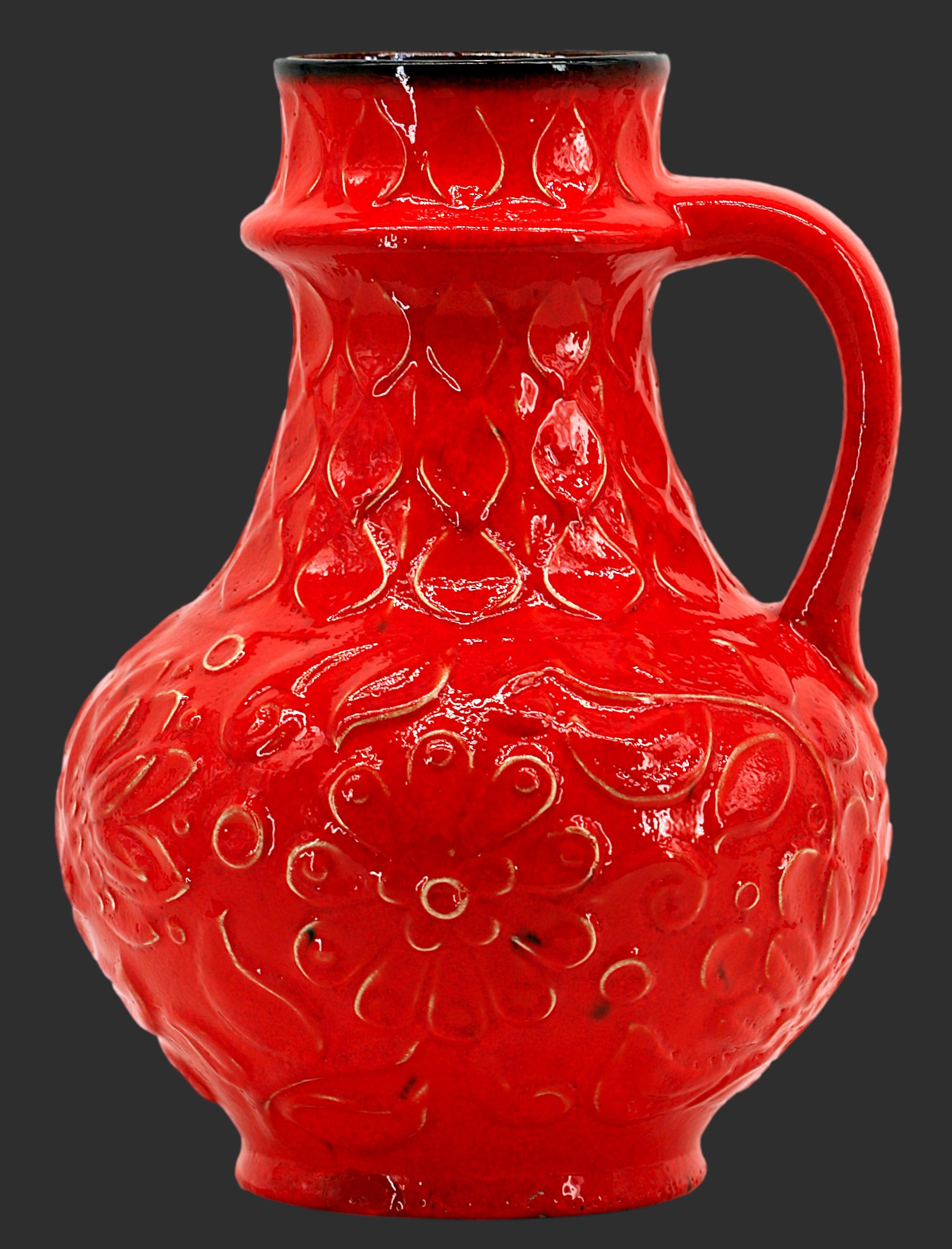 Vase en céramique allemand du milieu du siècle, Allemagne, années 1950. Vase à anse. Fantastique couleur rouge sur un camée à la décoration florale typique des années 50. Hauteur : 30cm - 11.8 in, Diamètre : 22cm - 8.7 in. Marqué 