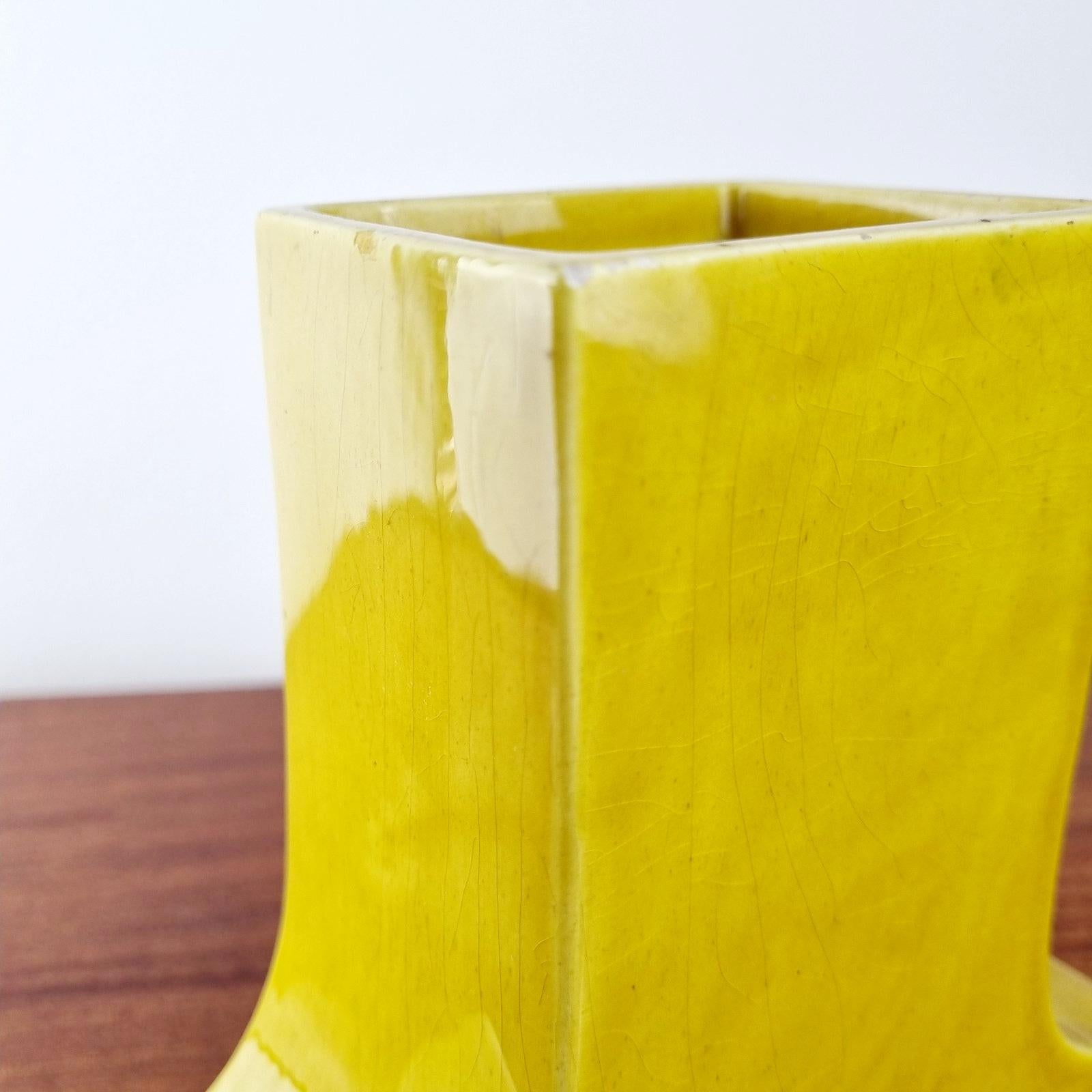 Céramique Vase en céramique du milieu du siècle de couleur moutarde par Antonio Zen, Italie années 70 en vente