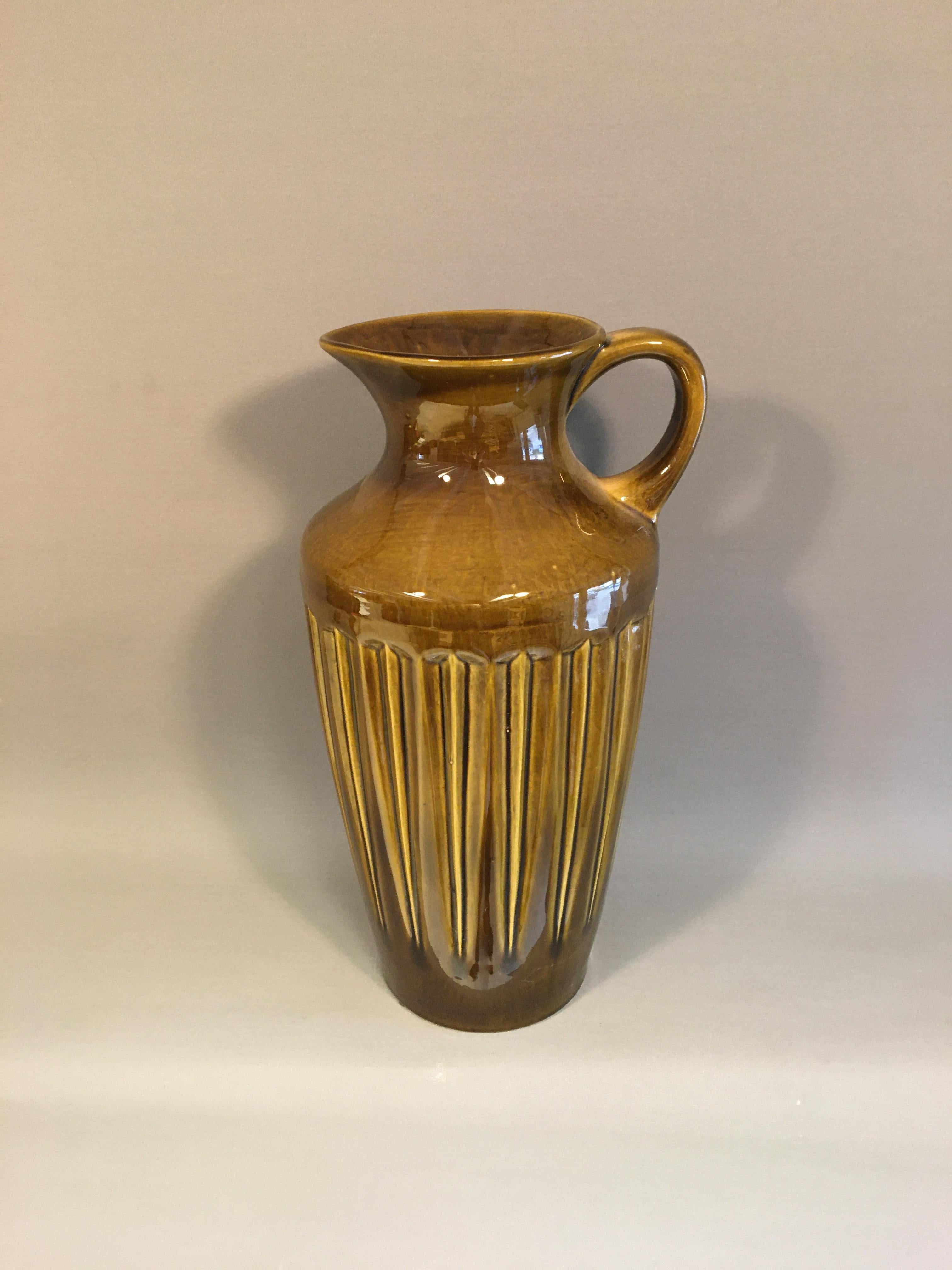 Large nice floor vase / jug with green glaze by Bay West Germany, 1960.
The vase is without notches or cracks, made by Bay West Germany.
Measures: H 36 cm, Ø 18 cm.
