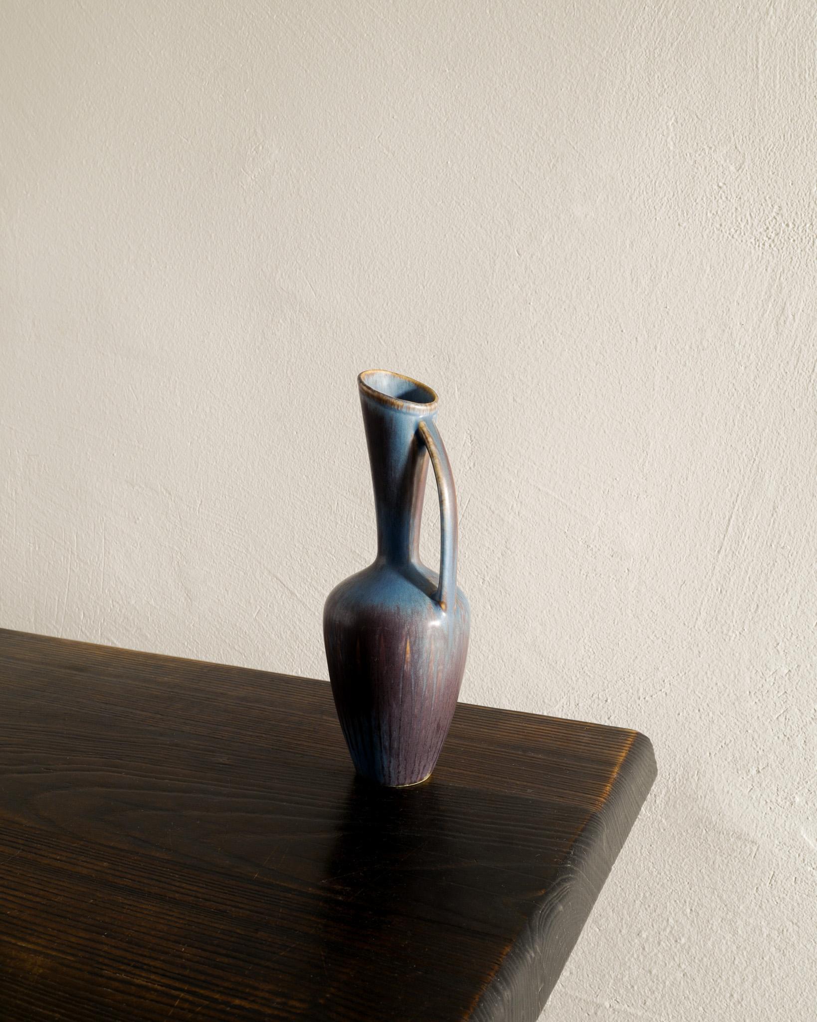 Rare vase pichet en céramique / grès à glaçure bleu brun de Gunnar Nylund produit par Rörstrand Suède années 1950. En bon état. Signé 