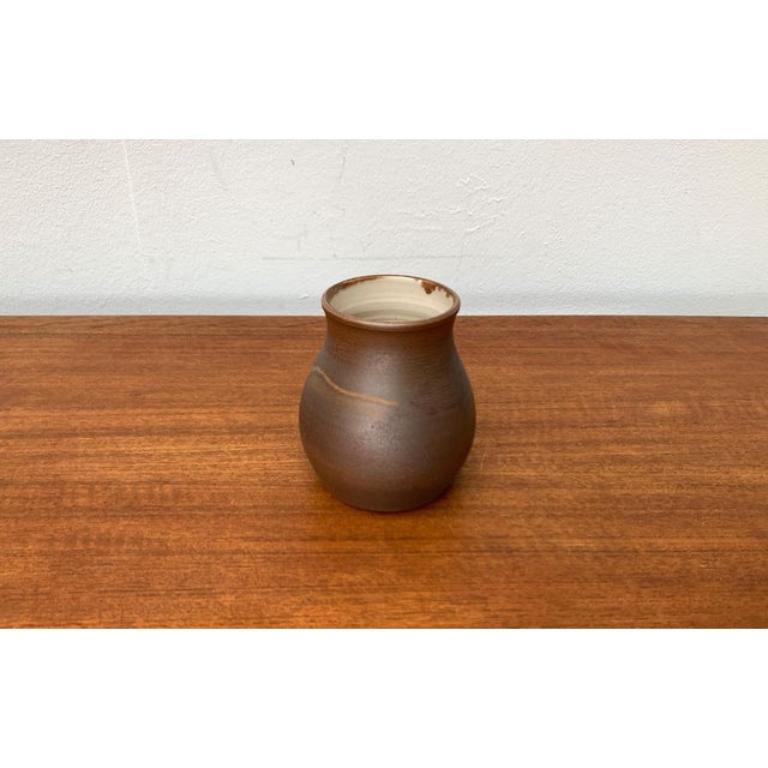Vaso in ceramica di metà secolo firmato H.W., anni '60, in ottime condizioni. Progettato dal 1960 al 1969.

Informazioni aggiuntive:
Materiali: Ceramica
Stile: Medioevo Moderno
Colore: marrone
Tipo di articolo: Vintage, Antico o