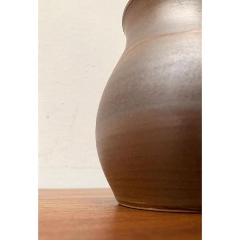 XX secolo Vaso in ceramica di metà secolo firmato H. H., anni '60 in vendita