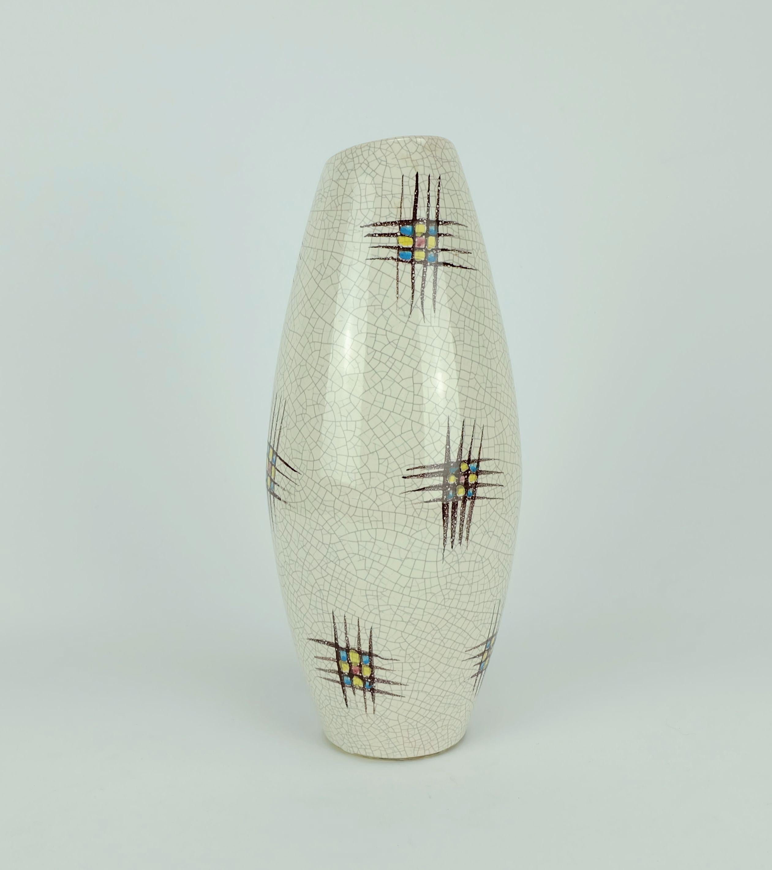 Un elegante jarrón alemán de los años 50 muy bonito. Fabricado por Silberdistel, Keramische Werkstätten Breu & Co., Gevelsberg. Model No. 125/30 con esmalte craquelado claro y motivos abstractos en marrón, verde, gelb y rojo.
 
Dimensiones del