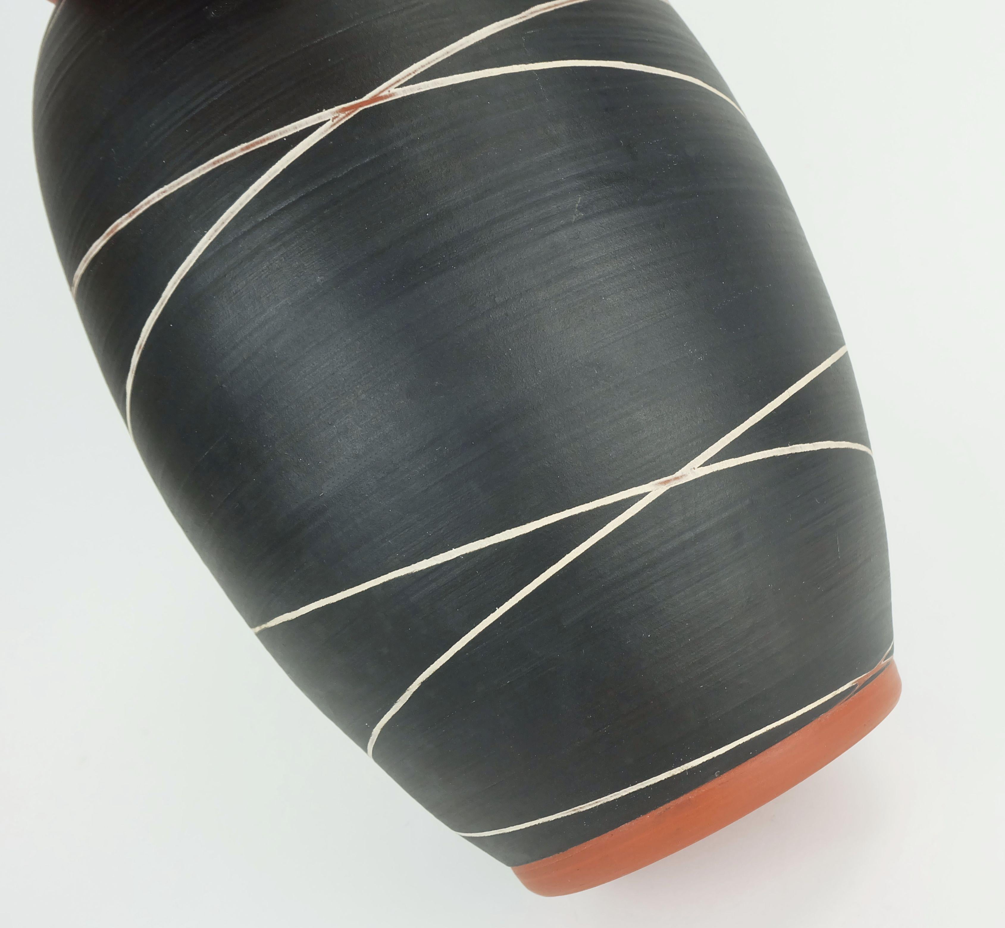 Mid-Century moderno Vaso in ceramica di metà secolo wekara modello 10/30 a righe decor tedesco anni '50 in vendita