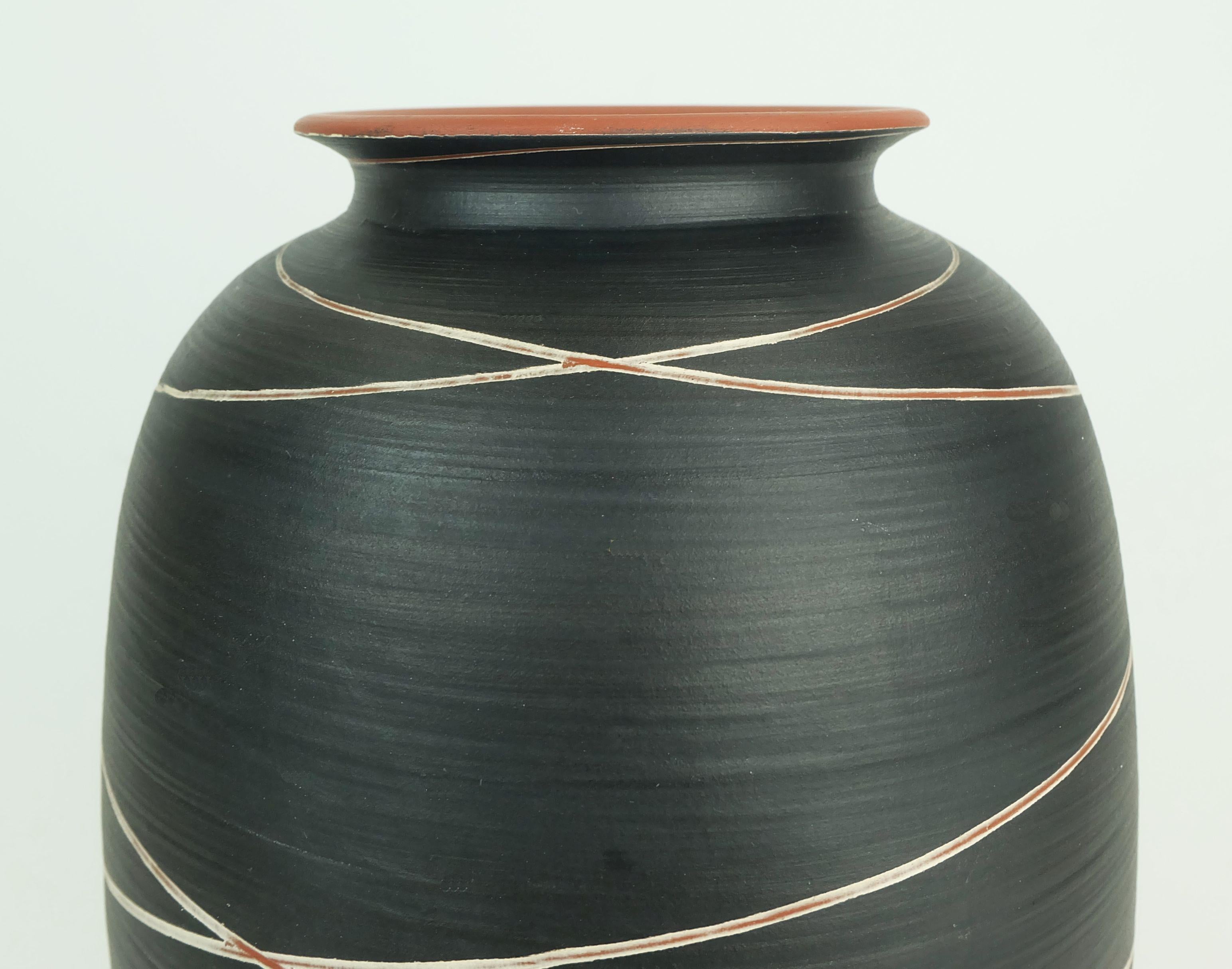 Tedesco Vaso in ceramica di metà secolo wekara modello 10/30 a righe decor tedesco anni '50 in vendita