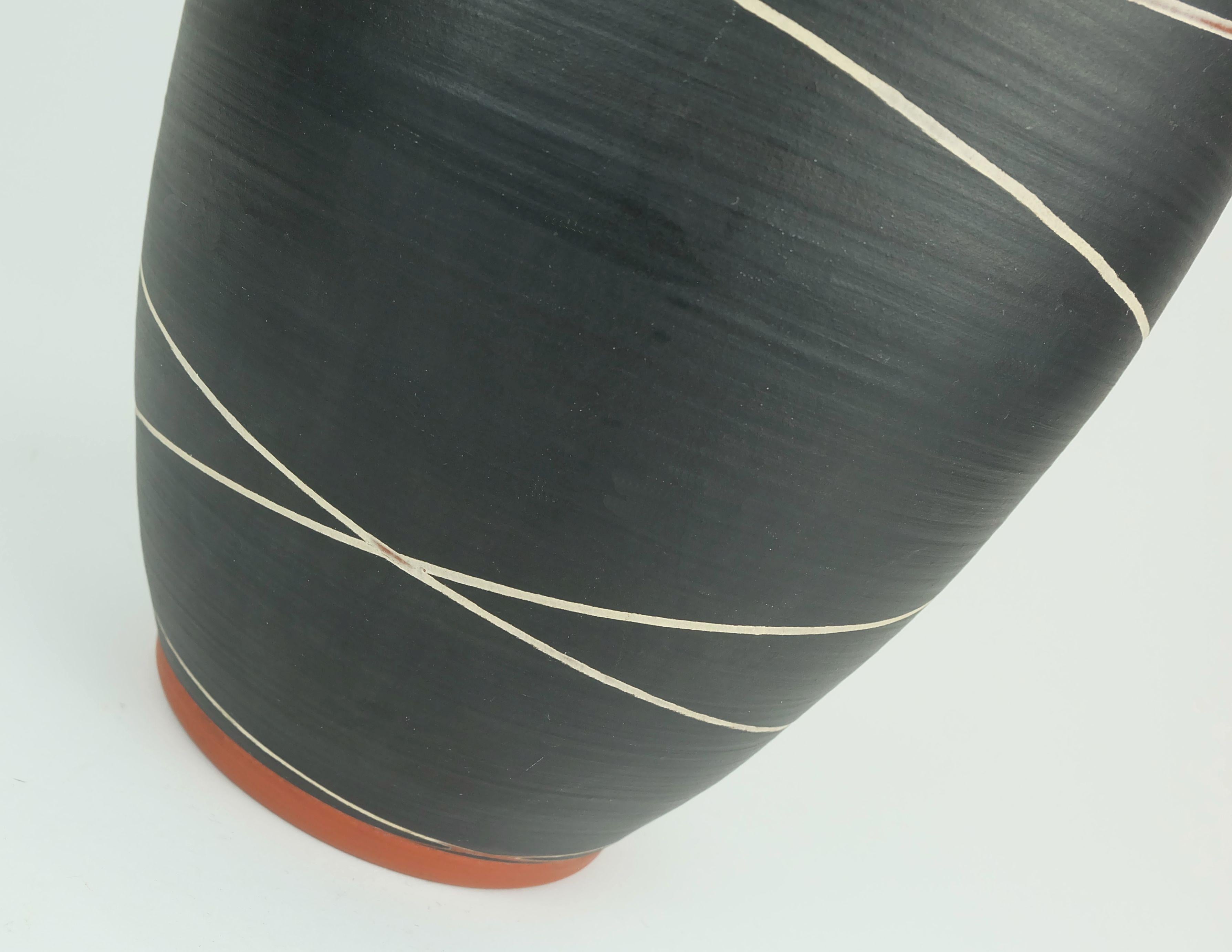 Vaso in ceramica di metà secolo wekara modello 10/30 a righe decor tedesco anni '50 In condizioni buone in vendita a Mannheim, DE