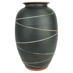 VASE en céramique du milieu du siècle wekara modèle 10/30 stripe décor allemand 1950s pottery