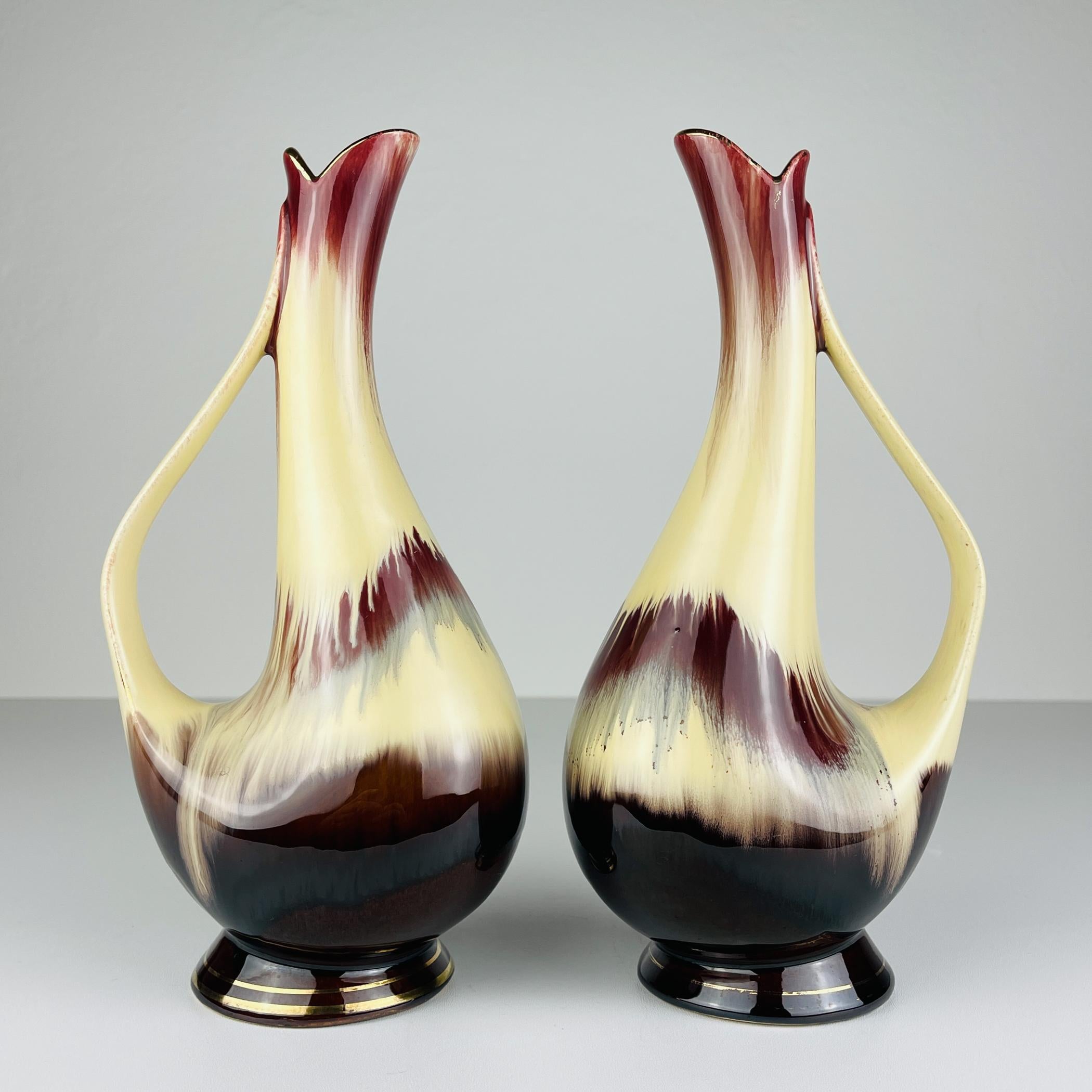Coppia di 2 bellissimi vasi in ceramica di Bay Keramik realizzati nella Germania Ovest negli anni '60.

I vasi in ceramica sono in ottime condizioni vintage, senza danni.

Dimensioni:
Larghezza: 13 cm
Altezza: 28 cm
Profondità: 10 cm / 3,9