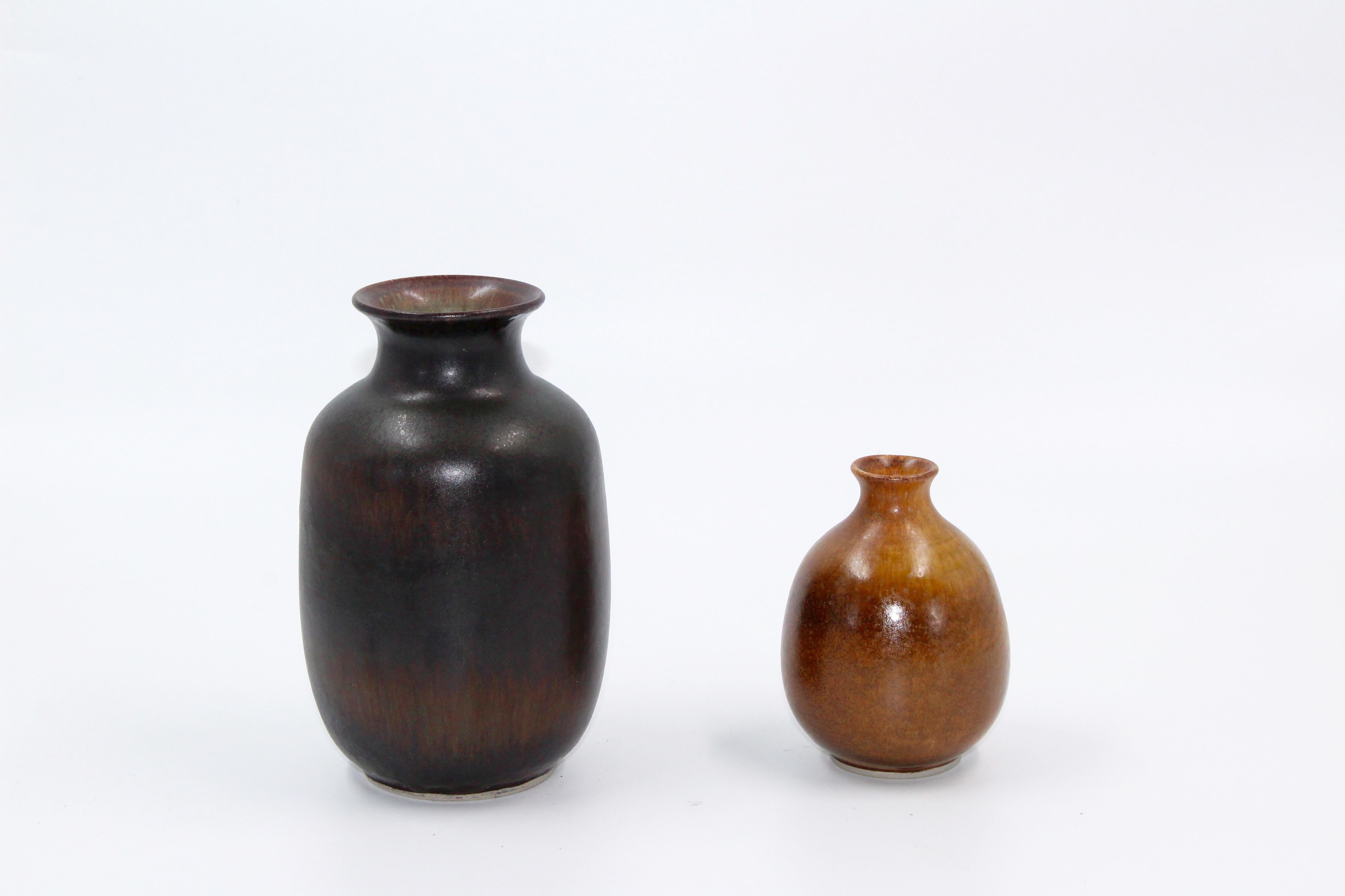 A set of two ceramic vases by Egon Larsson, potter at Höganäs Keramik. The vases are likely made in the 1950s and both are in very good vintage condition. The large one measures 17 x 10 cm and the maller 11 x 7 cm.