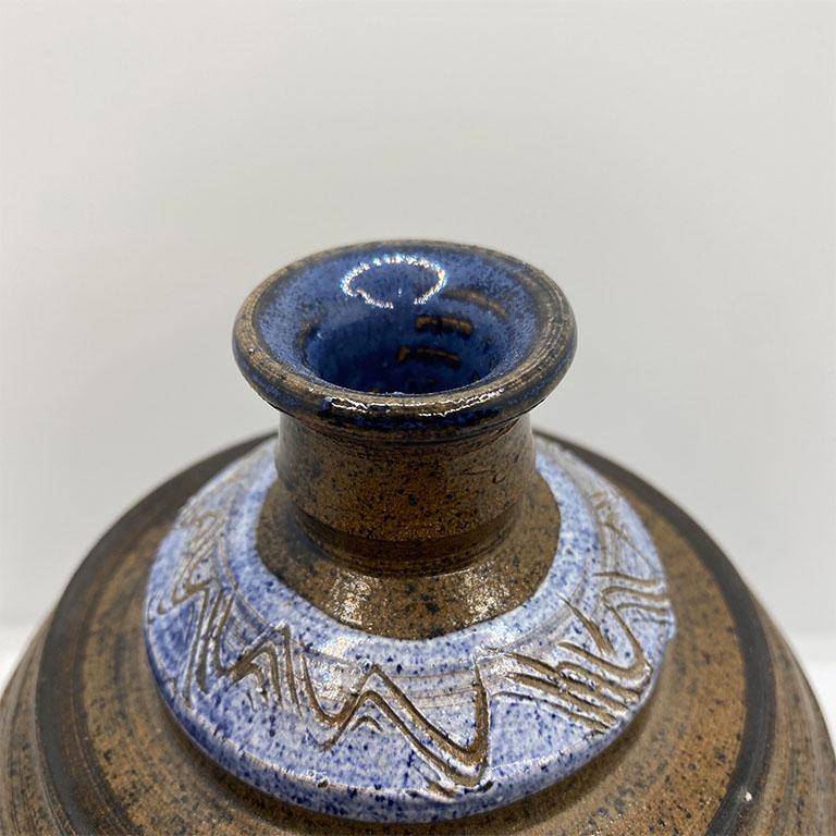 Keramische Vase oder Karaffe in Blau und Braun aus der Mitte des Jahrhunderts, signiert (amerikanisch) im Angebot