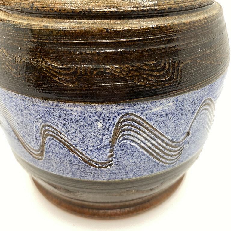 Keramische Vase oder Karaffe in Blau und Braun aus der Mitte des Jahrhunderts, signiert (20. Jahrhundert) im Angebot