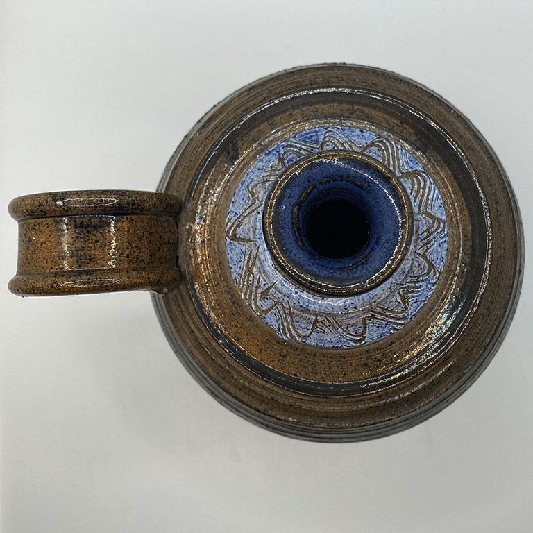 Keramische Vase oder Karaffe in Blau und Braun aus der Mitte des Jahrhunderts, signiert (Keramik) im Angebot