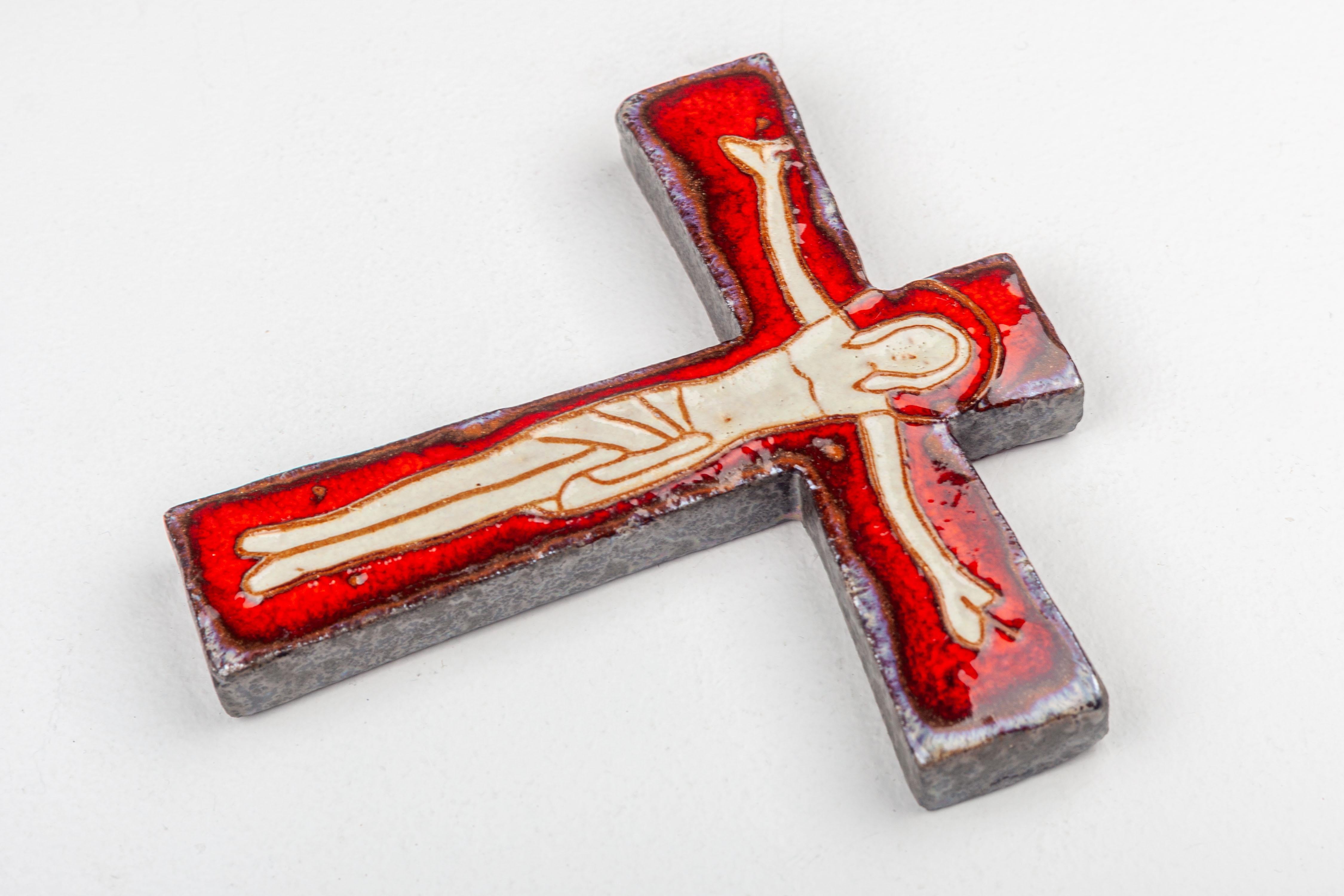 Mid Century Ceramic Wall Cross, Red & Beige, Hand Made Studio Pottery, Europe For Sale 2