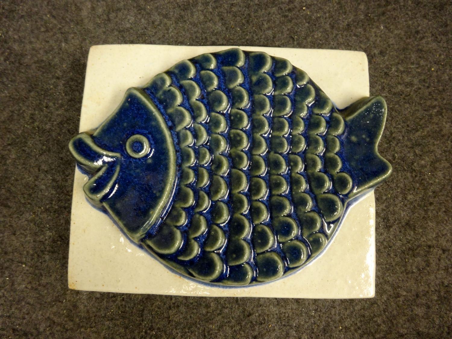 Blauer Keramikteller mit Fischprägung aus den 1960er Jahren aus den Werkstätten von Ego Stengods in Schweden.

Sehr guter Zustand.
 