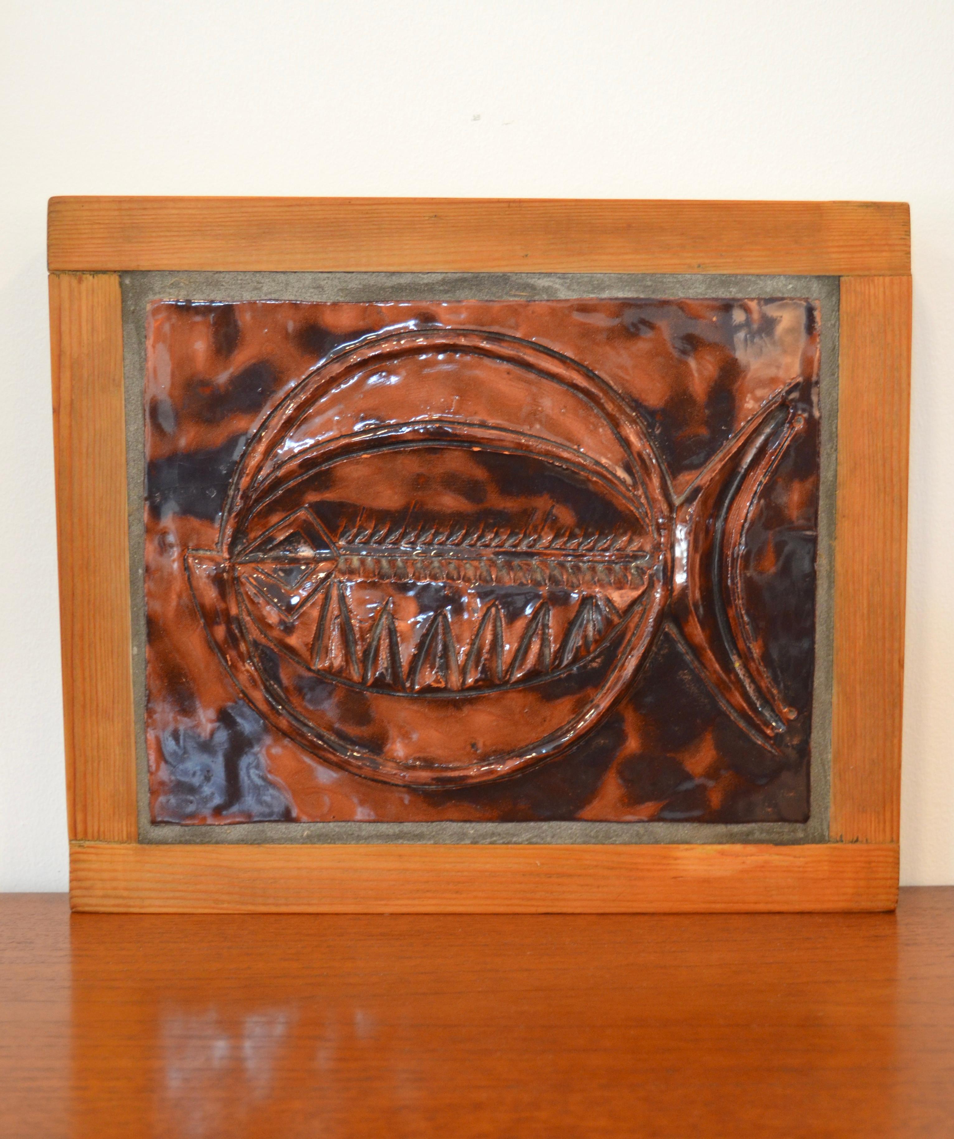 Français Sculpture murale en céramique du milieu du siècle avec motif de poisson, années 1950 en vente