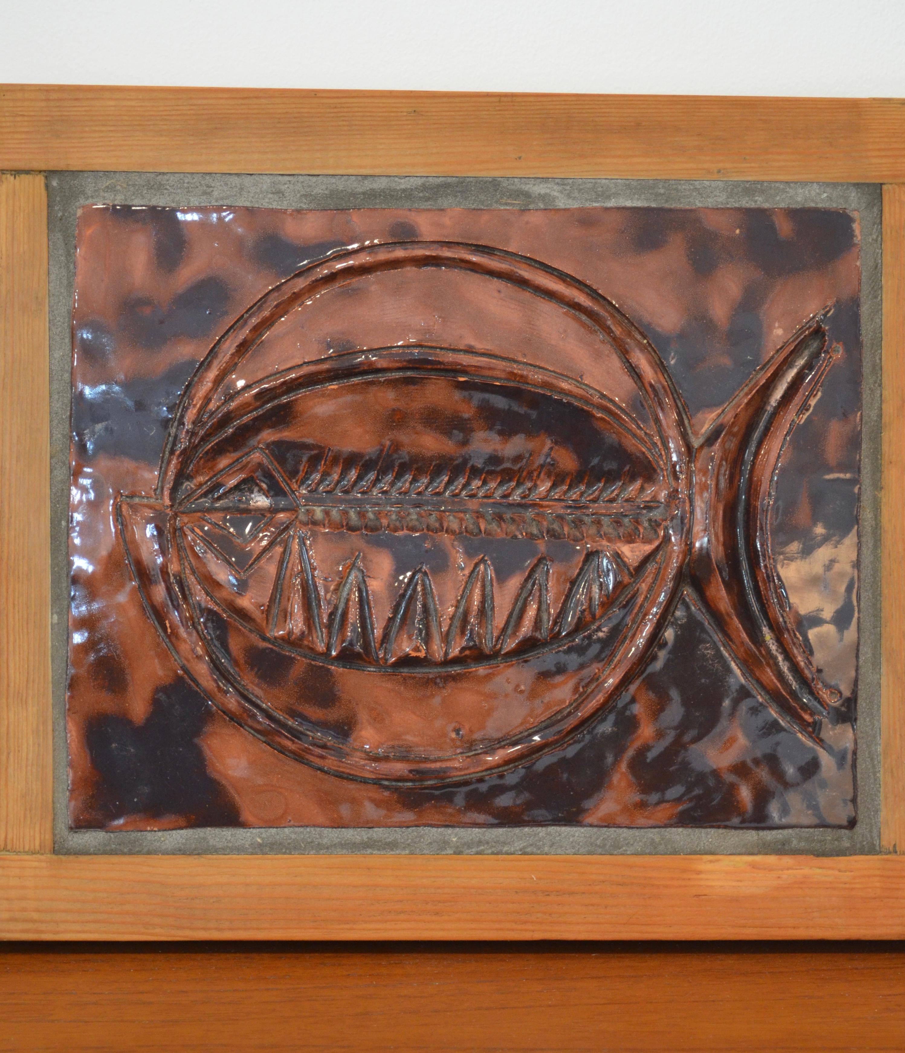 Céramique Sculpture murale en céramique du milieu du siècle avec motif de poisson, années 1950 en vente