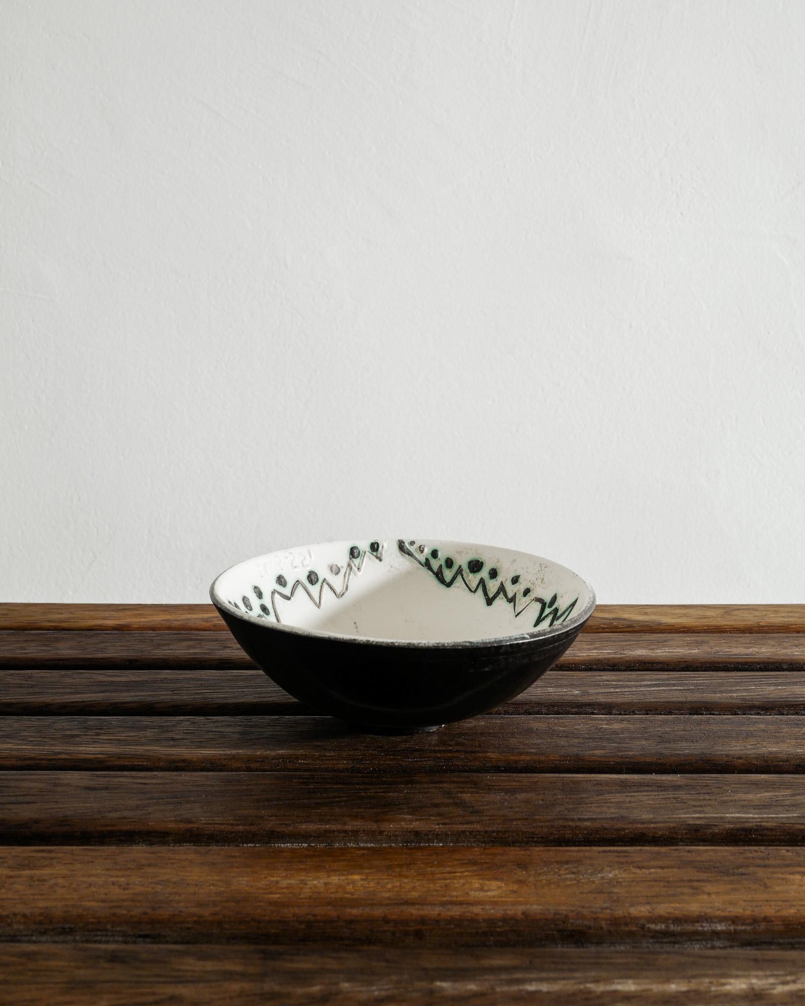 Seltene Keramikschale aus der Mitte des Jahrhunderts mit weißem, grünem und schwarzem handgemaltem Dekor von Pablo Picasso, hergestellt in einer limitierten Serie von Empreinte originale de Picasso / Madoura, 1950er Jahre. In gutem Originalzustand