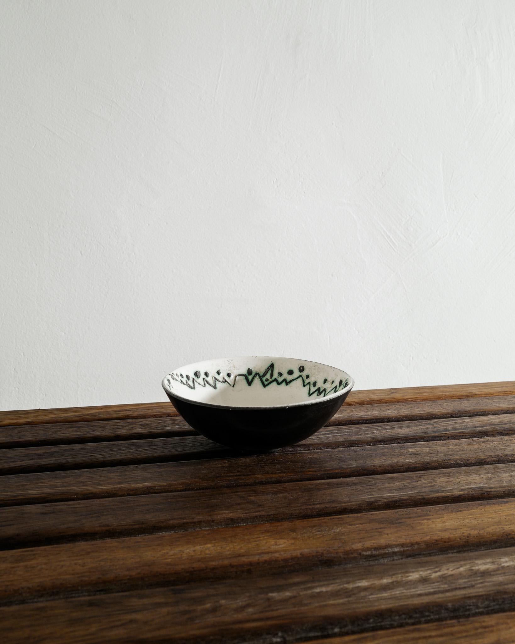 Mid Century Ceramic White Black & Green Hand Painted Bowl von Pablo Picasso 1950s (Skandinavische Moderne) im Angebot