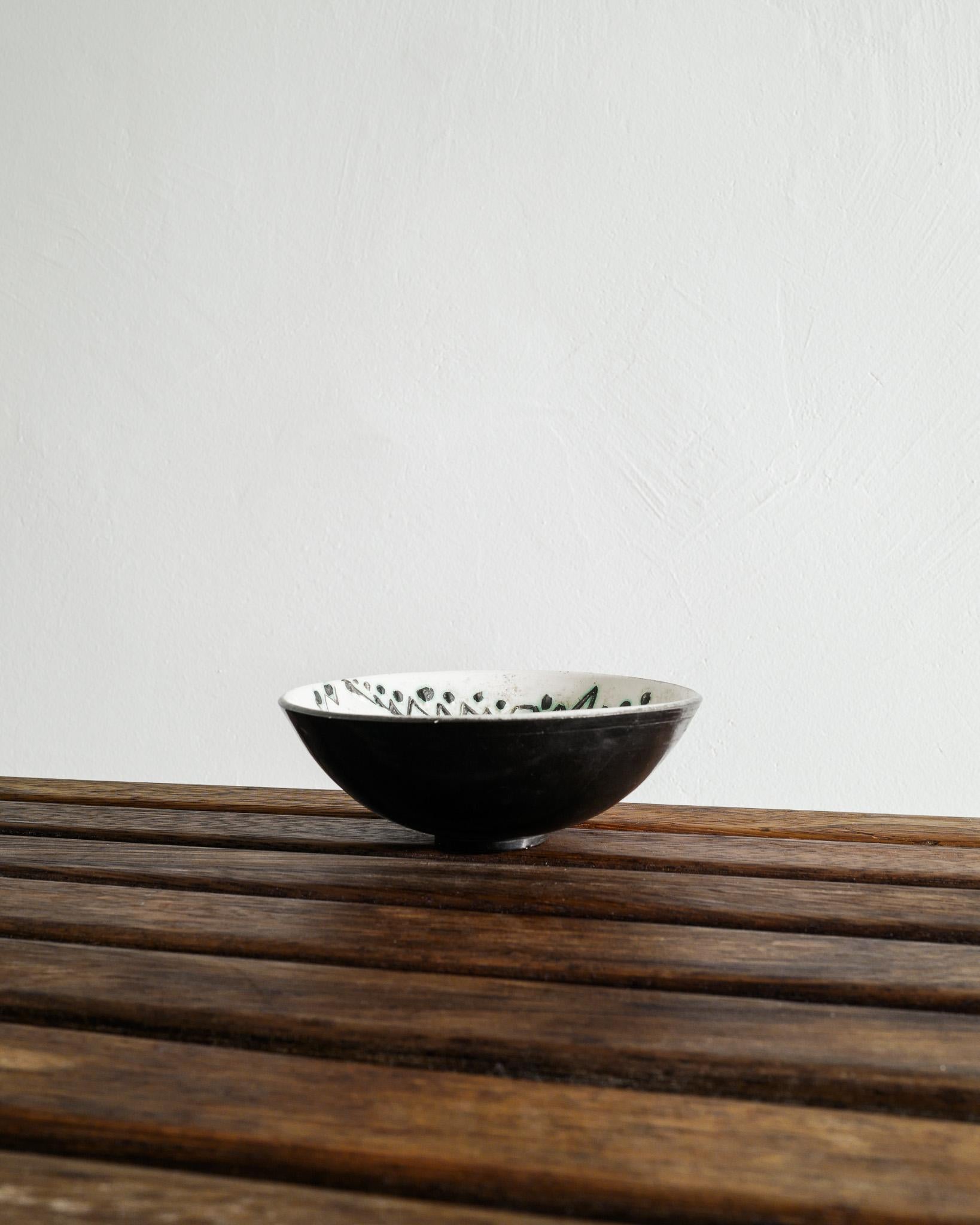 Mid Century Ceramic White Black & Green Hand Painted Bowl von Pablo Picasso 1950s (Französisch) im Angebot
