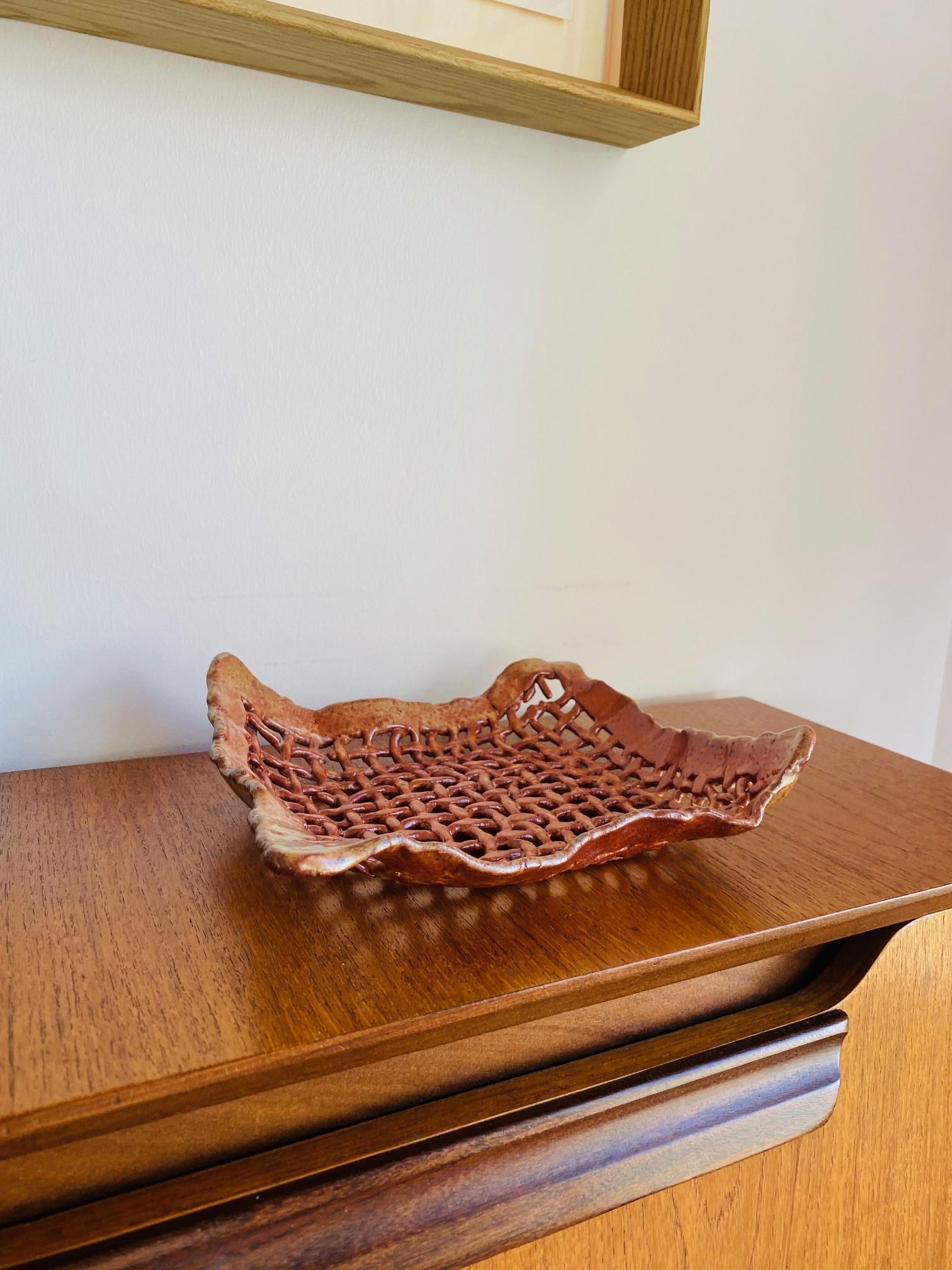 Geflochtene Schale aus Keramik aus der Jahrhundertmitte  (Handgefertigt) im Angebot