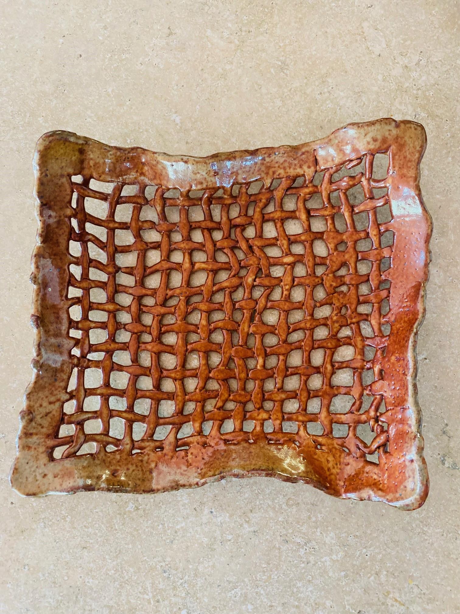 Geflochtene Schale aus Keramik aus der Jahrhundertmitte  (Ende des 20. Jahrhunderts) im Angebot