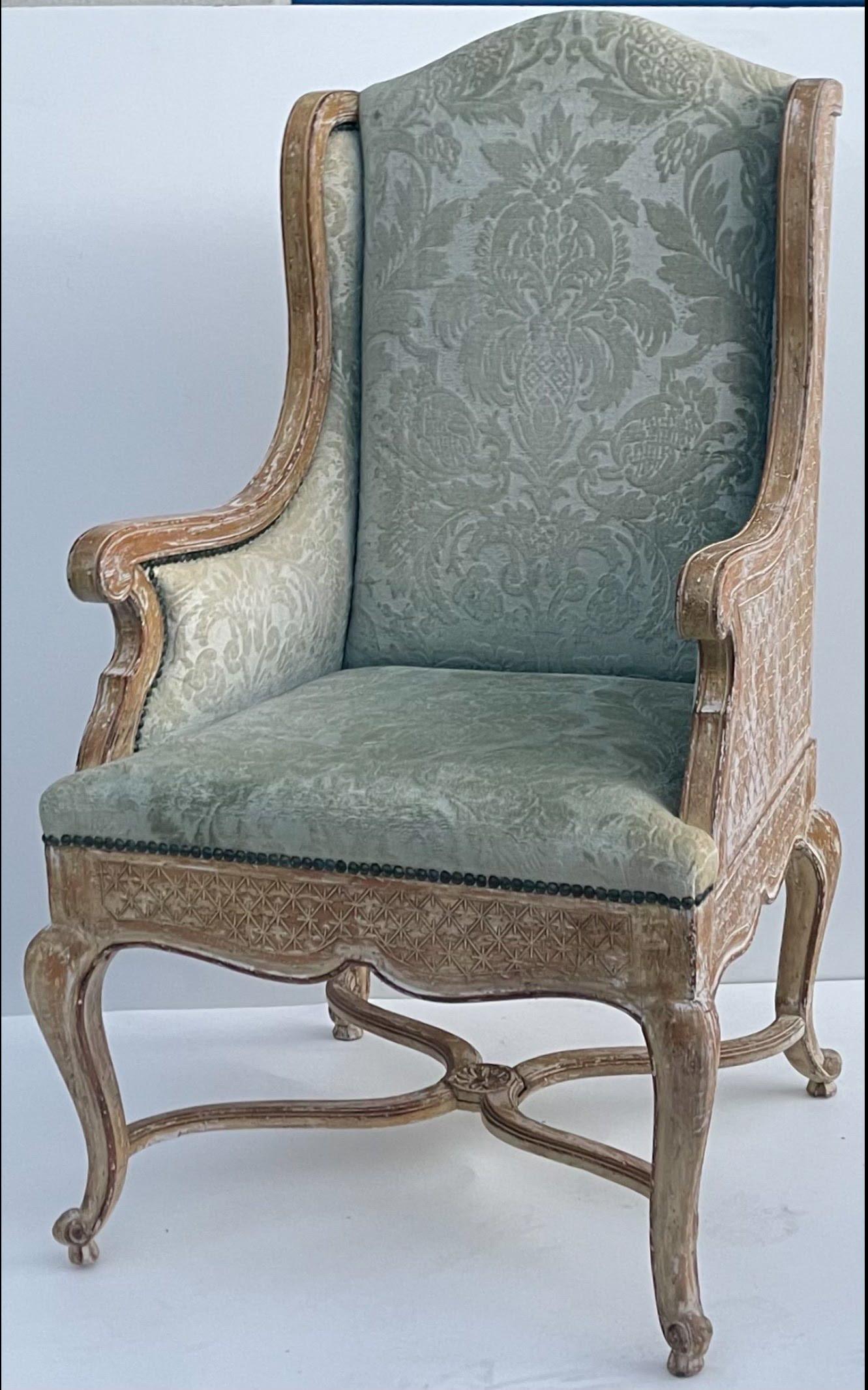 Mid-Century Cerused Wingback Chair mit Celadon Cut Velvet (amerikanisch) im Angebot