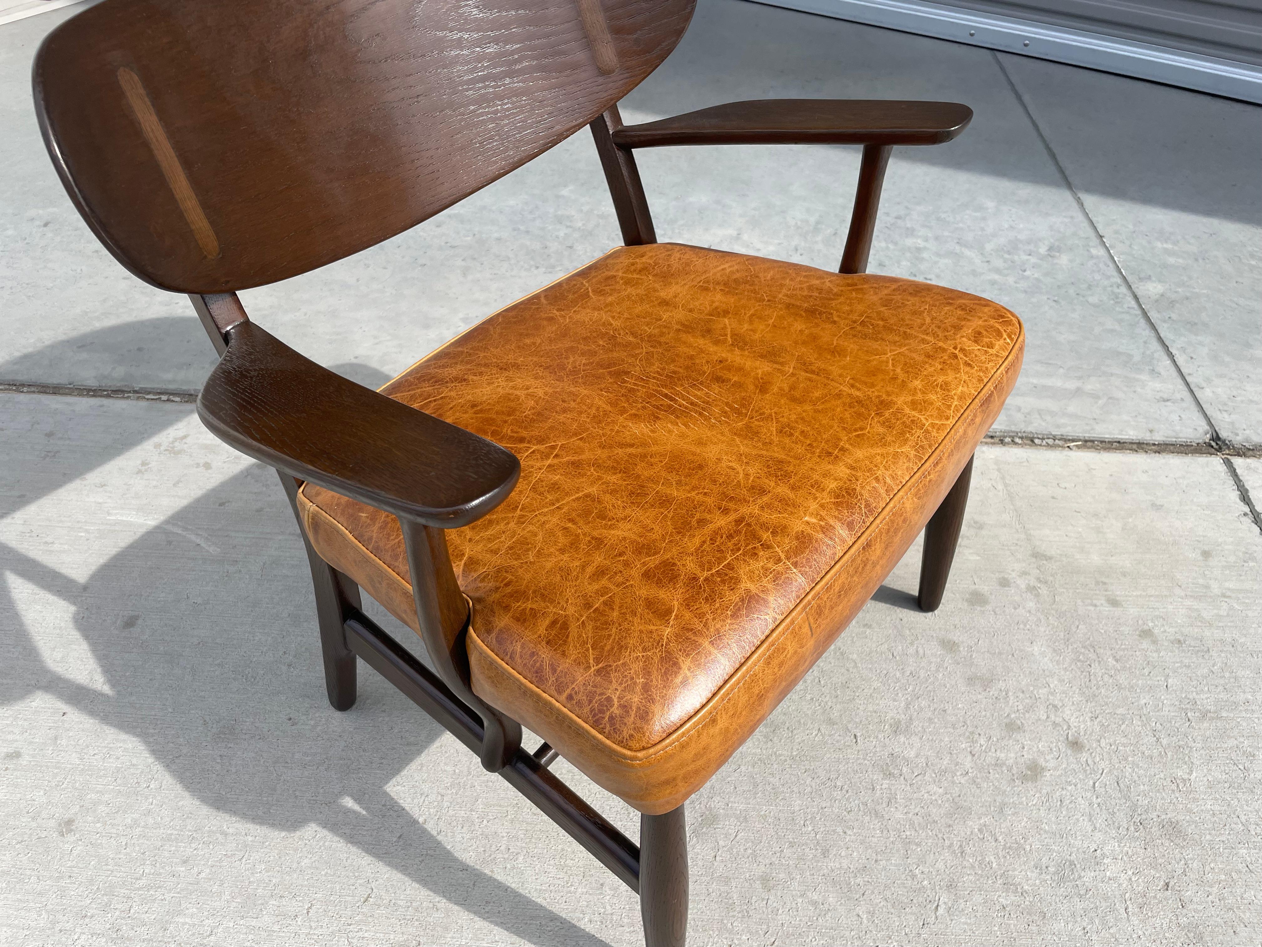 Midcentury Ch-22 Lounge Chair by Hans Wegner for Carl Hansen In Good Condition For Sale In North Hollywood, CA