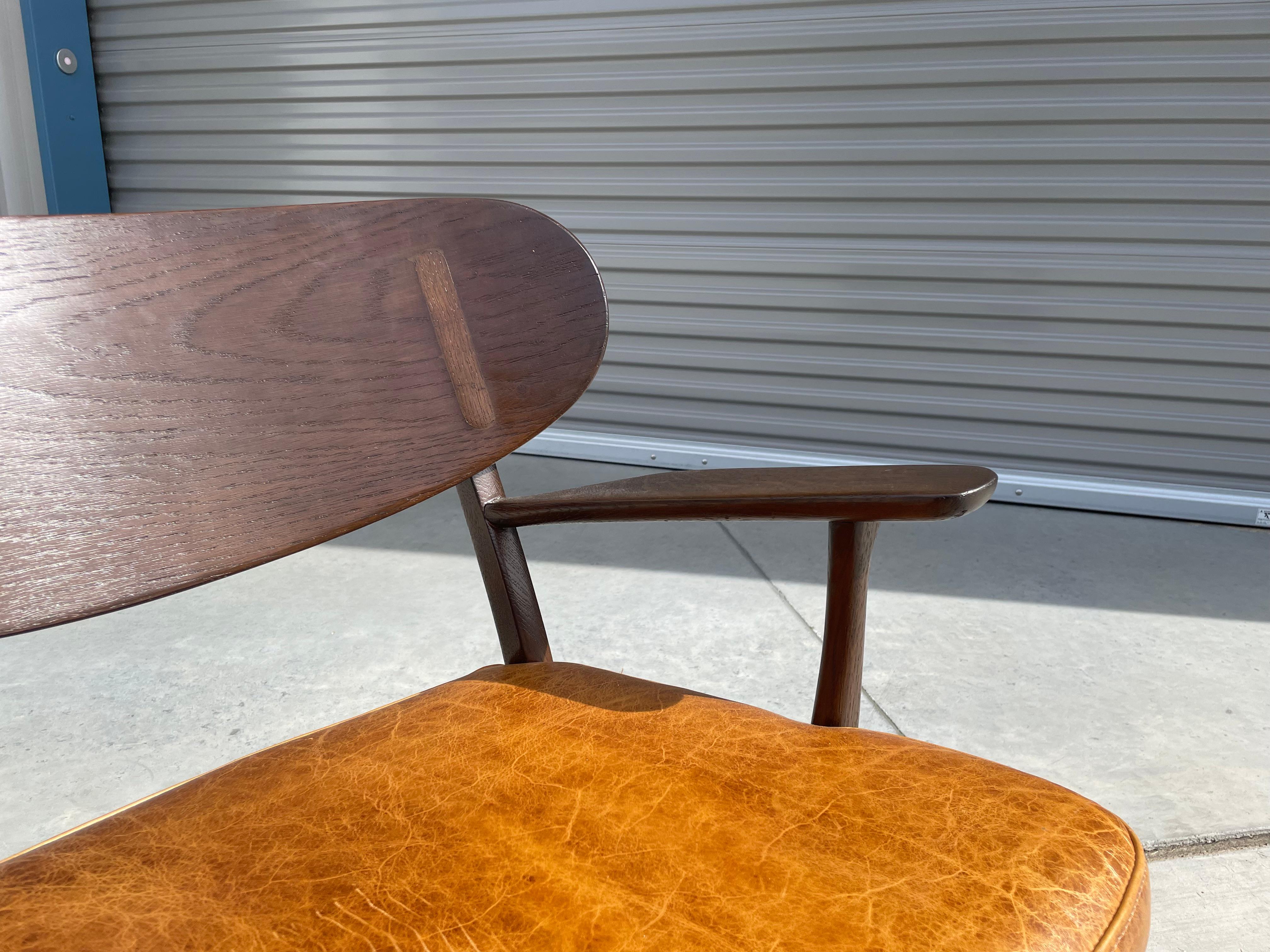 Silla de salón Ch-22 de mediados de siglo de Hans Wegner para Carl Hansen Cuero en venta