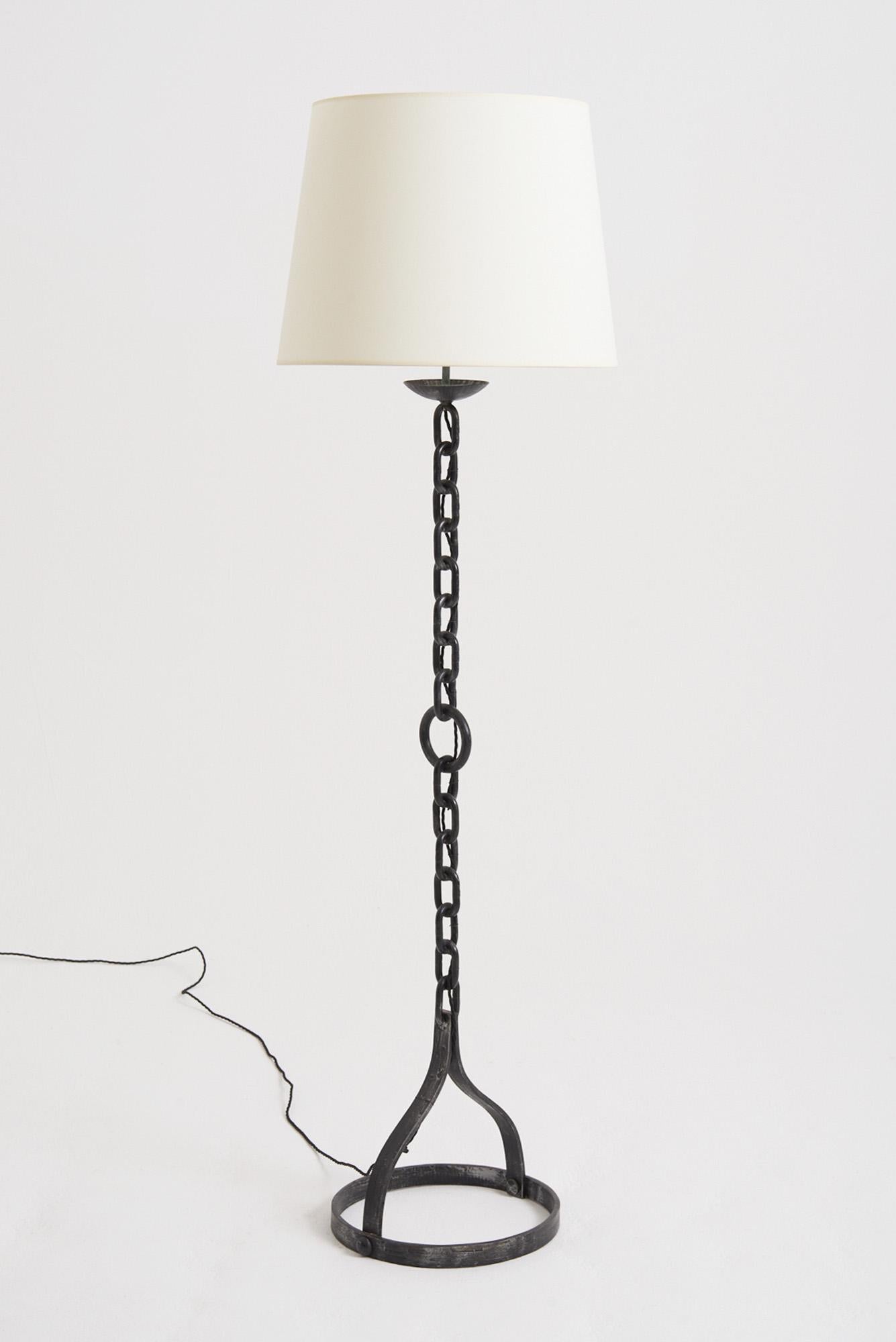 Lampadaire à maillons
France, Milieu du XXe siècle
Avec l'abat-jour : 66 cm de haut par 46 cm de diamètre
Base de la lampe uniquement : 146 cm de haut par 36 cm de diamètre