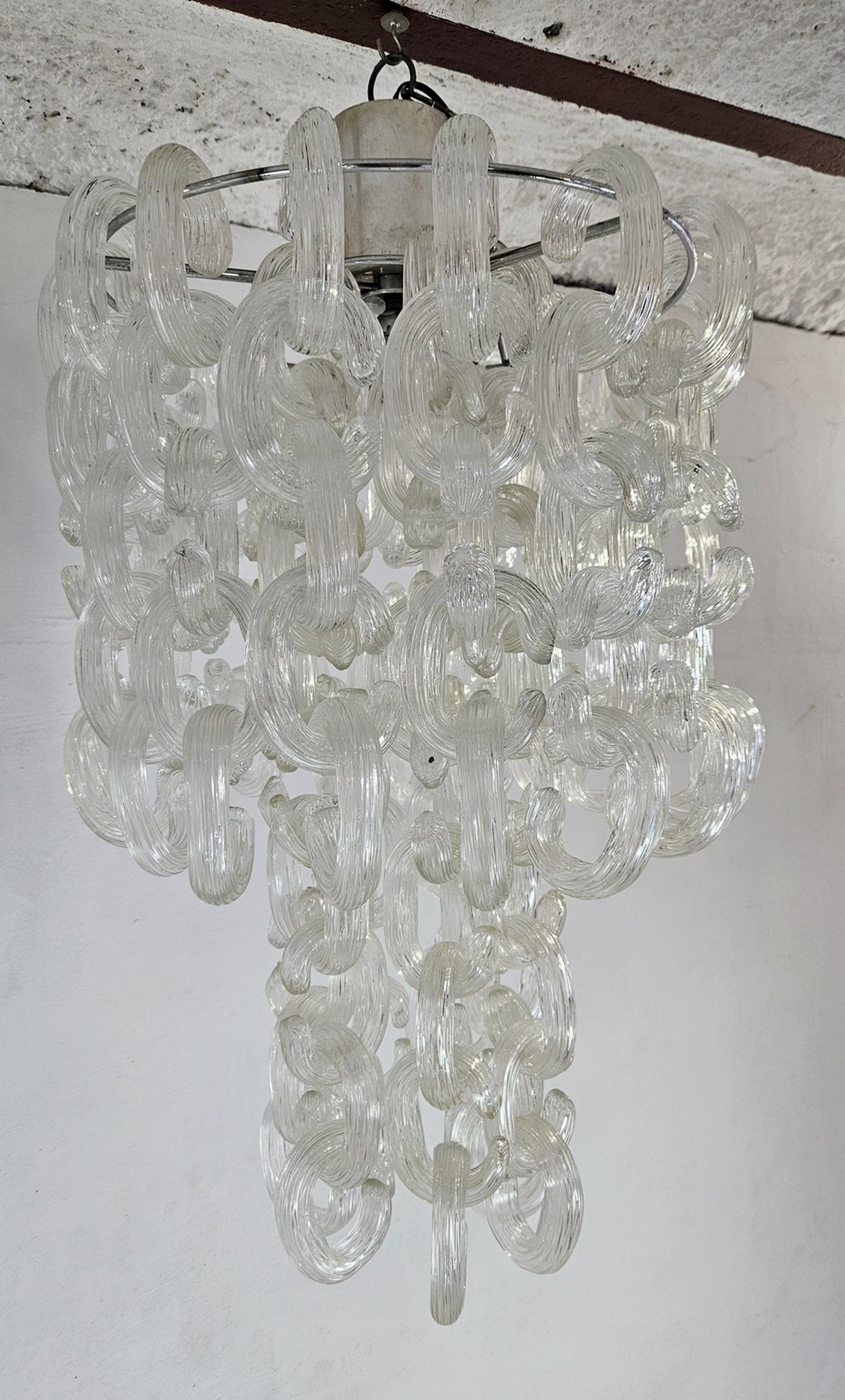 Un lampadario di metà secolo sorprendente e scultoreo, composto da elementi in vetro di Murano soffiato a mano da Carlo Nason. Questo design giocoso ma sofisticato cattura l'arte senza tempo della lavorazione del vetro italiana. I pezzi di vetro
