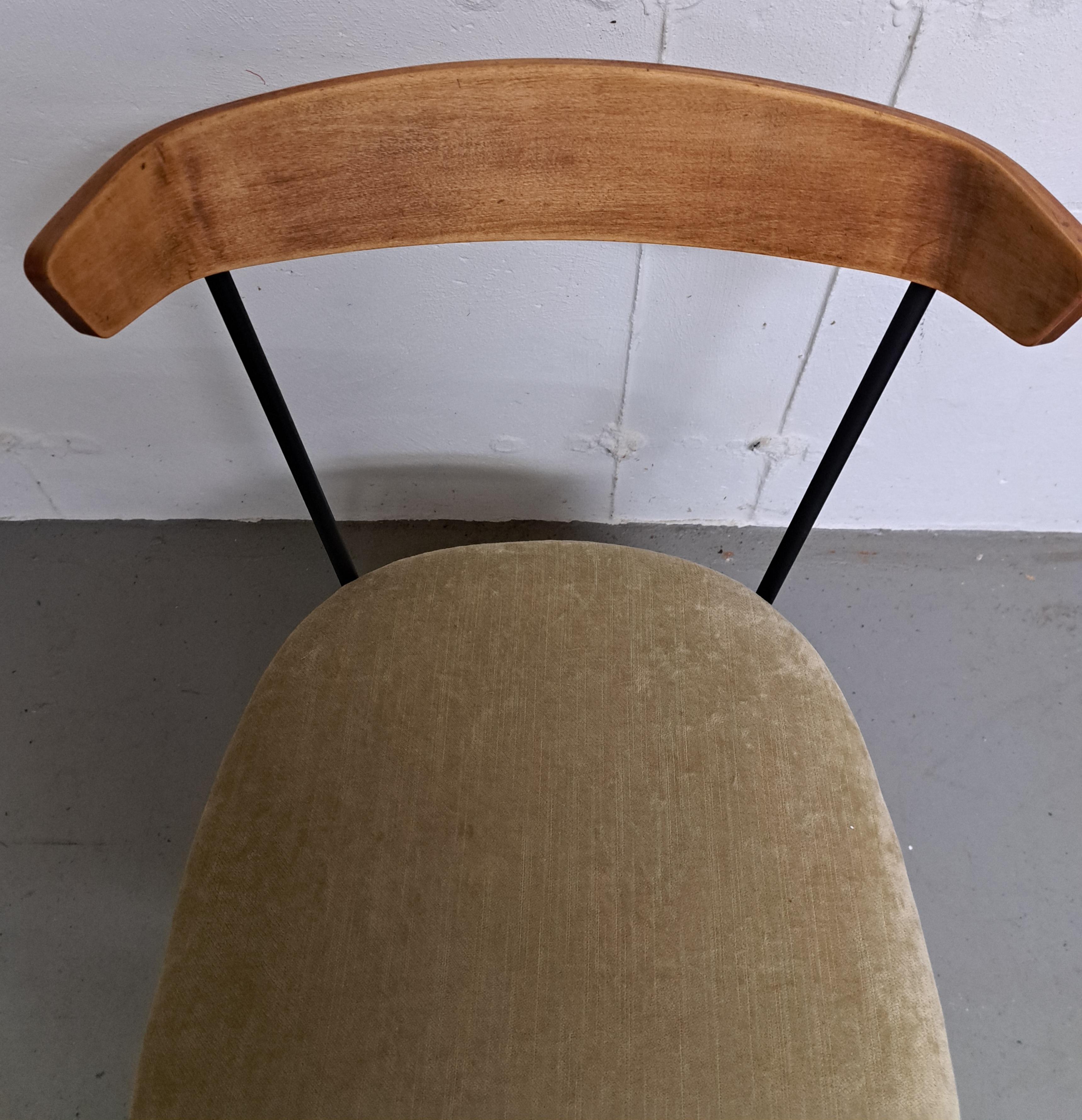 Sedia con struttura in ferro del Mid Century di Clifford Pascoe.  La sedia è stata rifinita.  L'altezza dello schienale è di 38,5