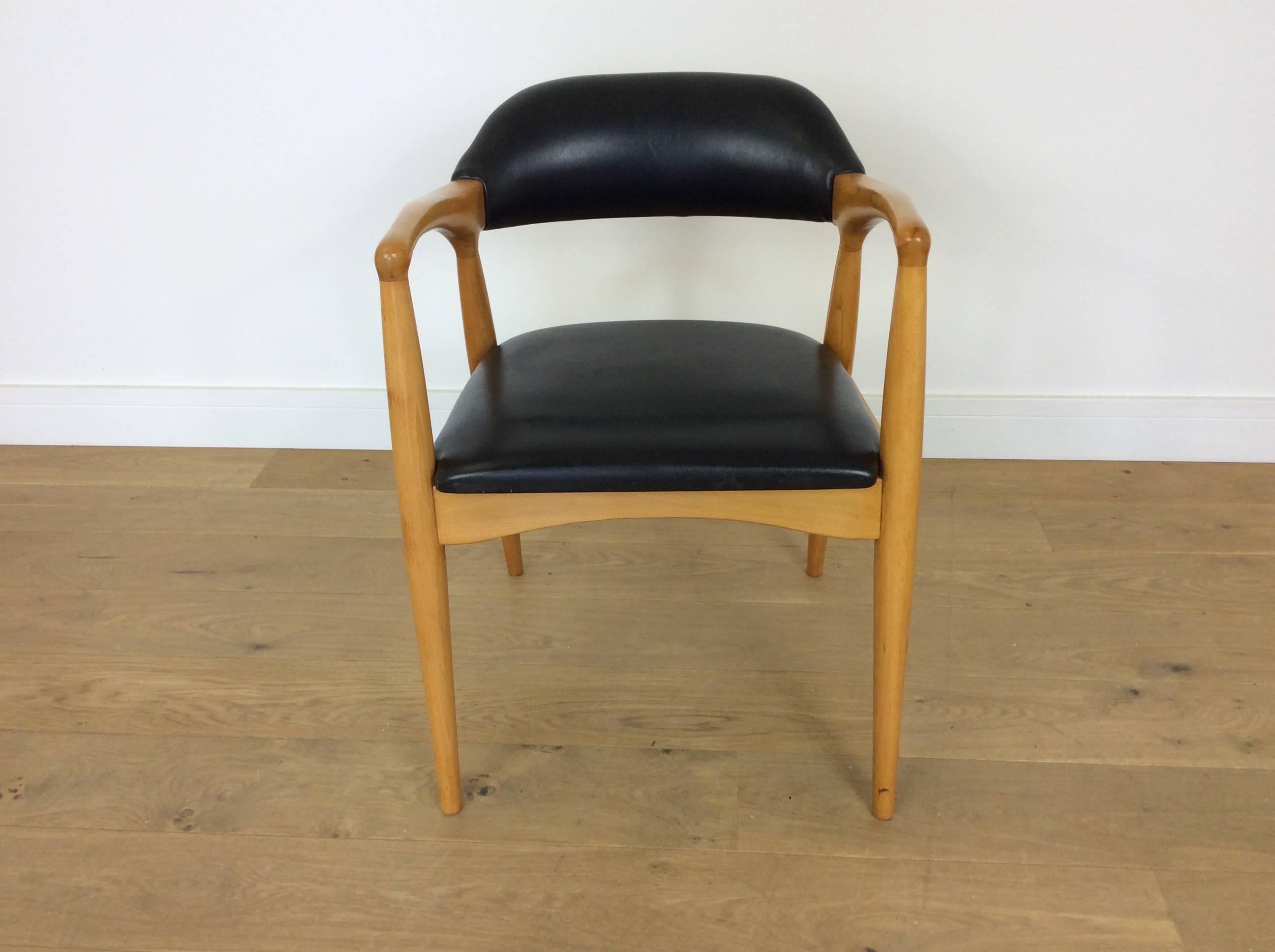 Midcentury design chair in beechwood and black vinyl
Awesome and rare example from Ben chairs of Stowe.
British, circa 1966
Measures: 73 cm H, 55 cm W, 54 cm D, seat H 46 cm, seat D 46 cm.