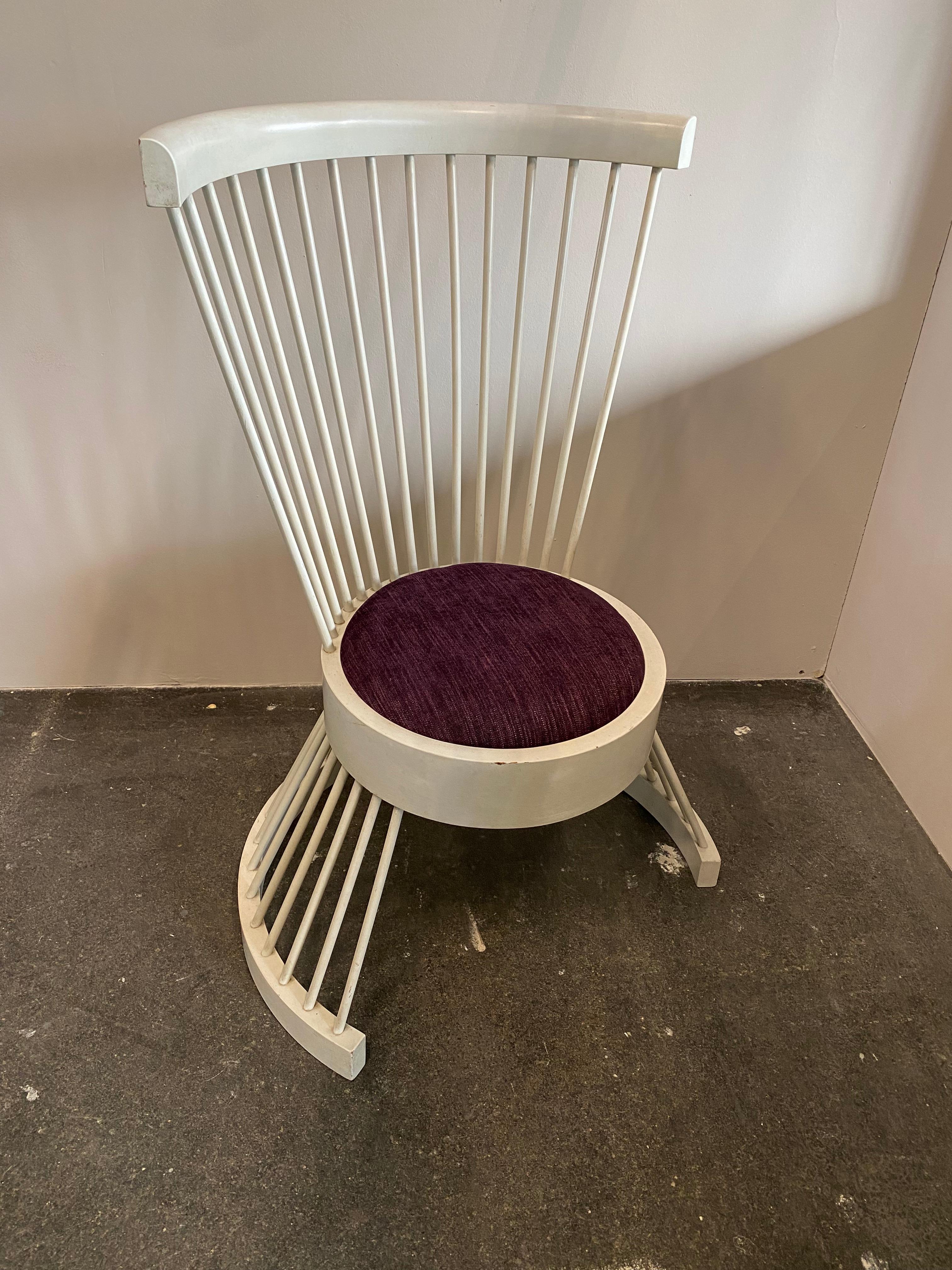 Dieser Stuhl von Horst Romanus Wanke ist ein ganz besonderes und seltenes Stück. Die hohe Rückenlehne macht den Stuhl fast zu einem Thron. Horst Romanus Wanke verwendet die vielen Holzstäbchen nicht nur für die Rückenlehne, sondern auch für die