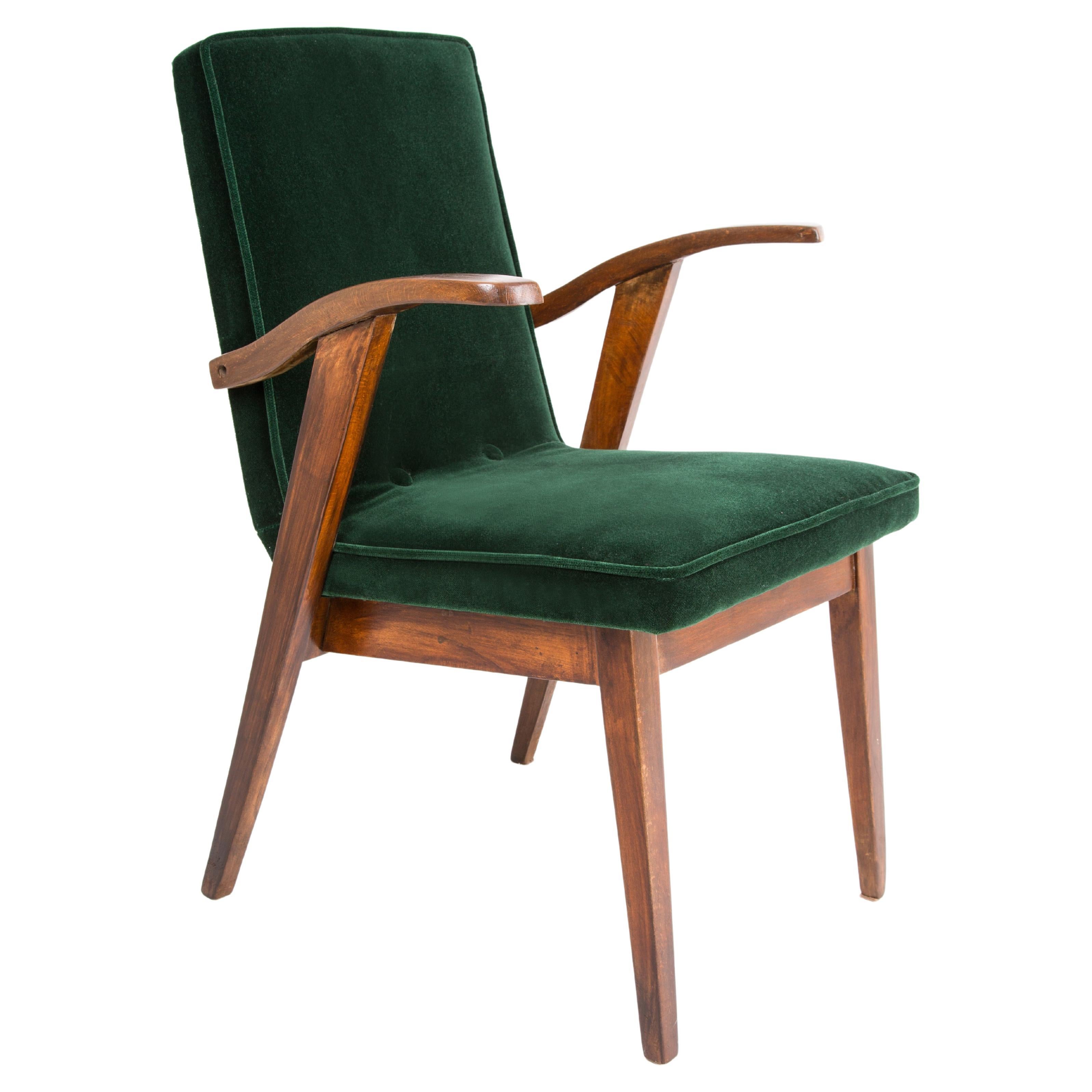 Silla Mid Century, terciopelo verde oscuro, por Mieczyslaw Puchala, Polonia, años 60 en venta