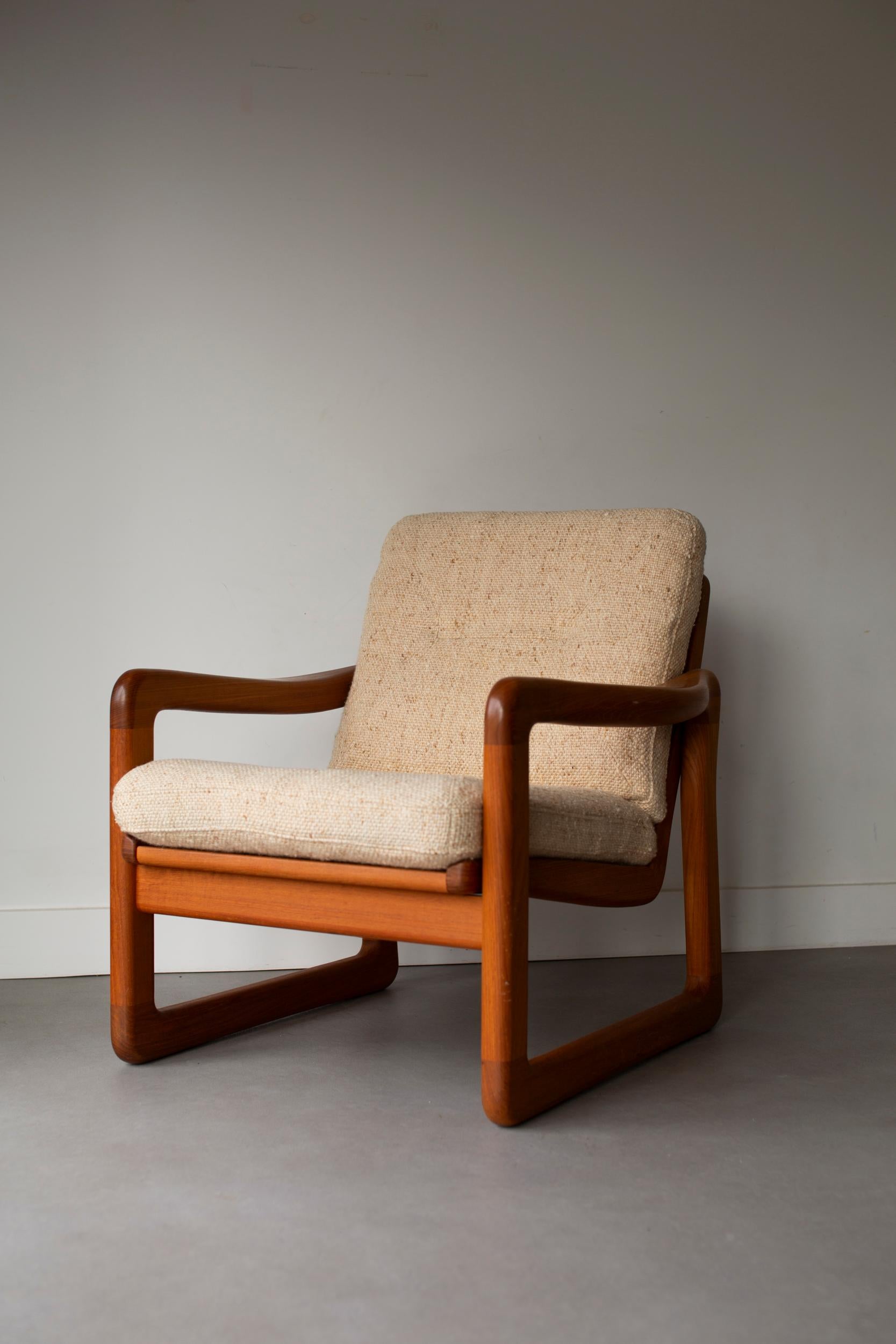 Expertly crafted in the iconic mid-century style, the Mid-century chair EMC Furniture 60's is the perfect addition to any modern home. Its sleek and timeless design brings a touch of elegance and sophistication to any room. Made with high-quality