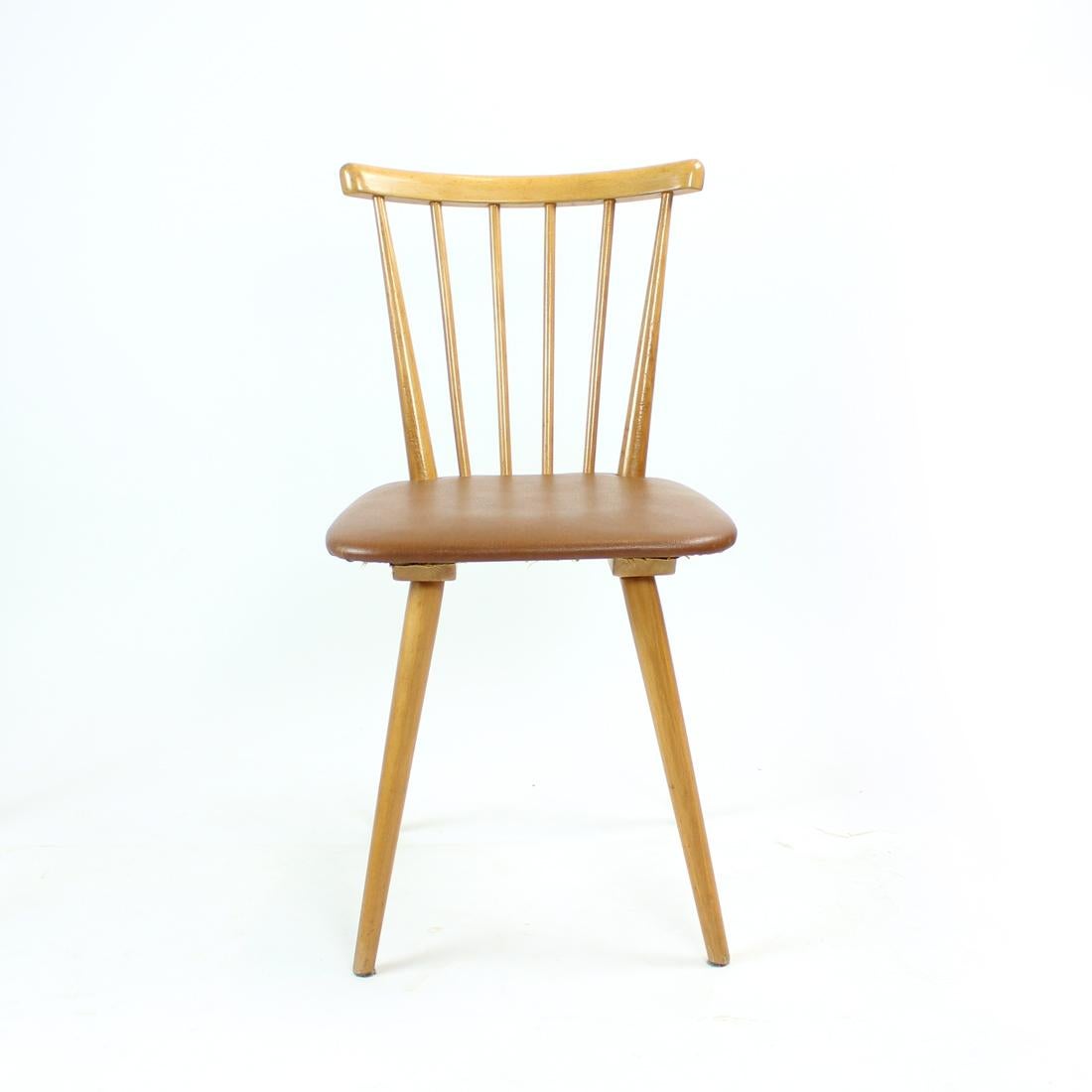 Gran silla individual fabricada en Checoslovaquia en la década de 1960. La silla tiene una sólida estructura de roble en color rubio de madera natural. El asiento está tapizado en polipiel marrón claro. Excelente estado sin ningún desgaste. La silla