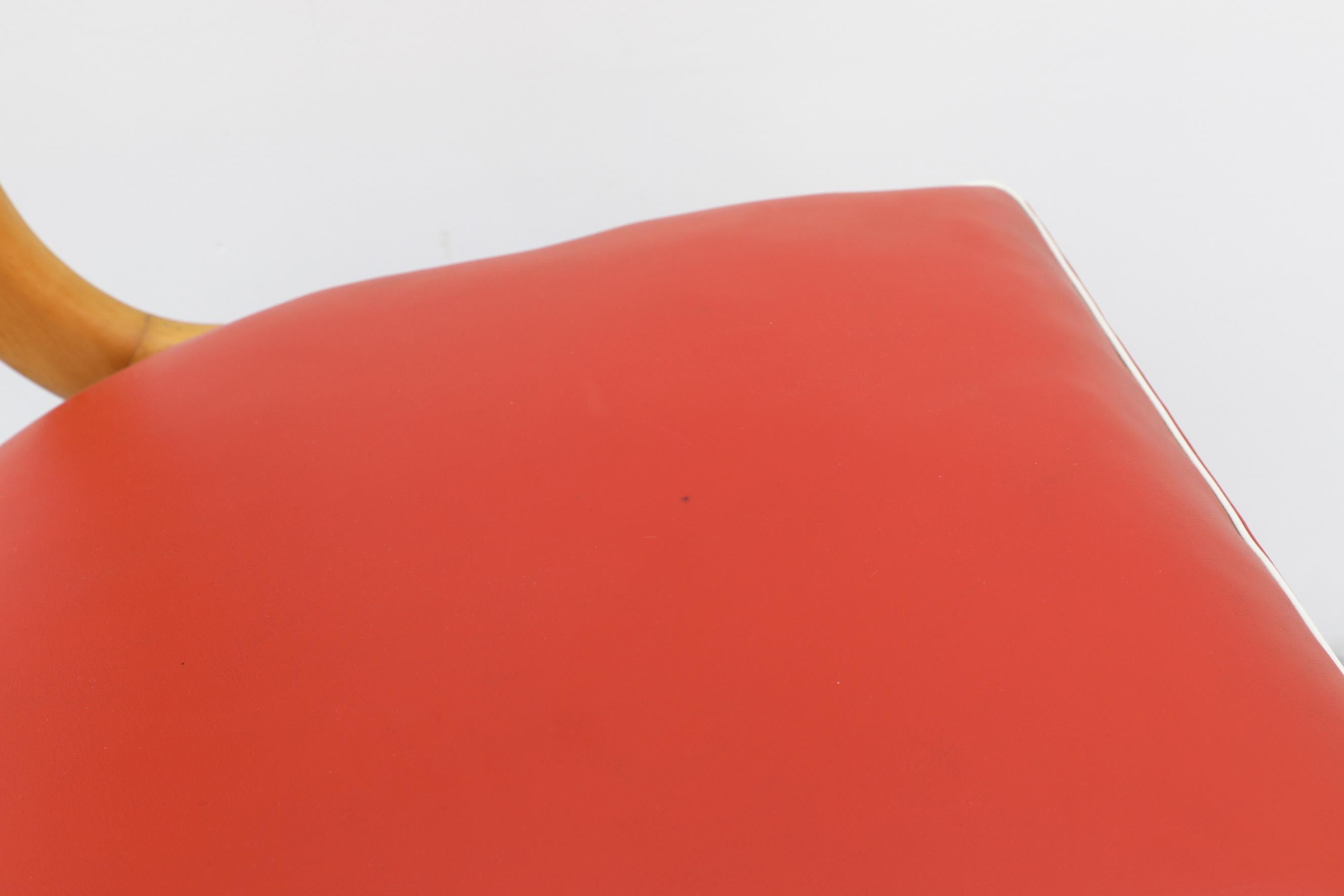 Midcentury Stuhl mit rotem Vinylsitz im Angebot 9