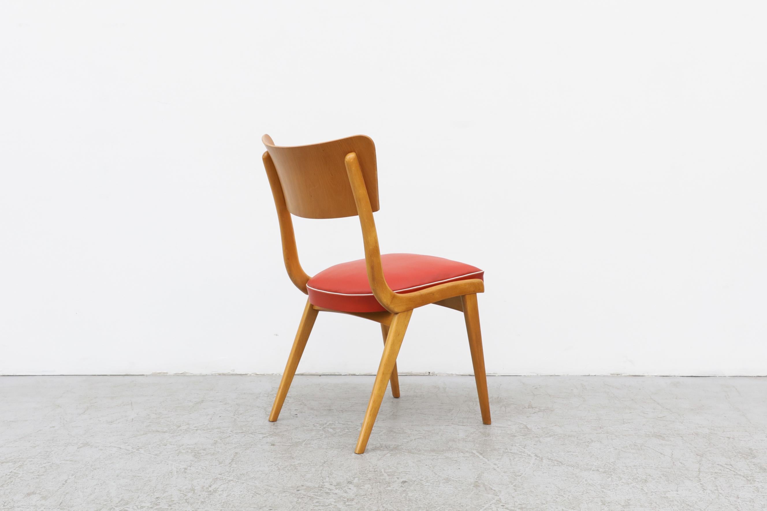Midcentury Stuhl mit rotem Vinylsitz (Buchenholz) im Angebot