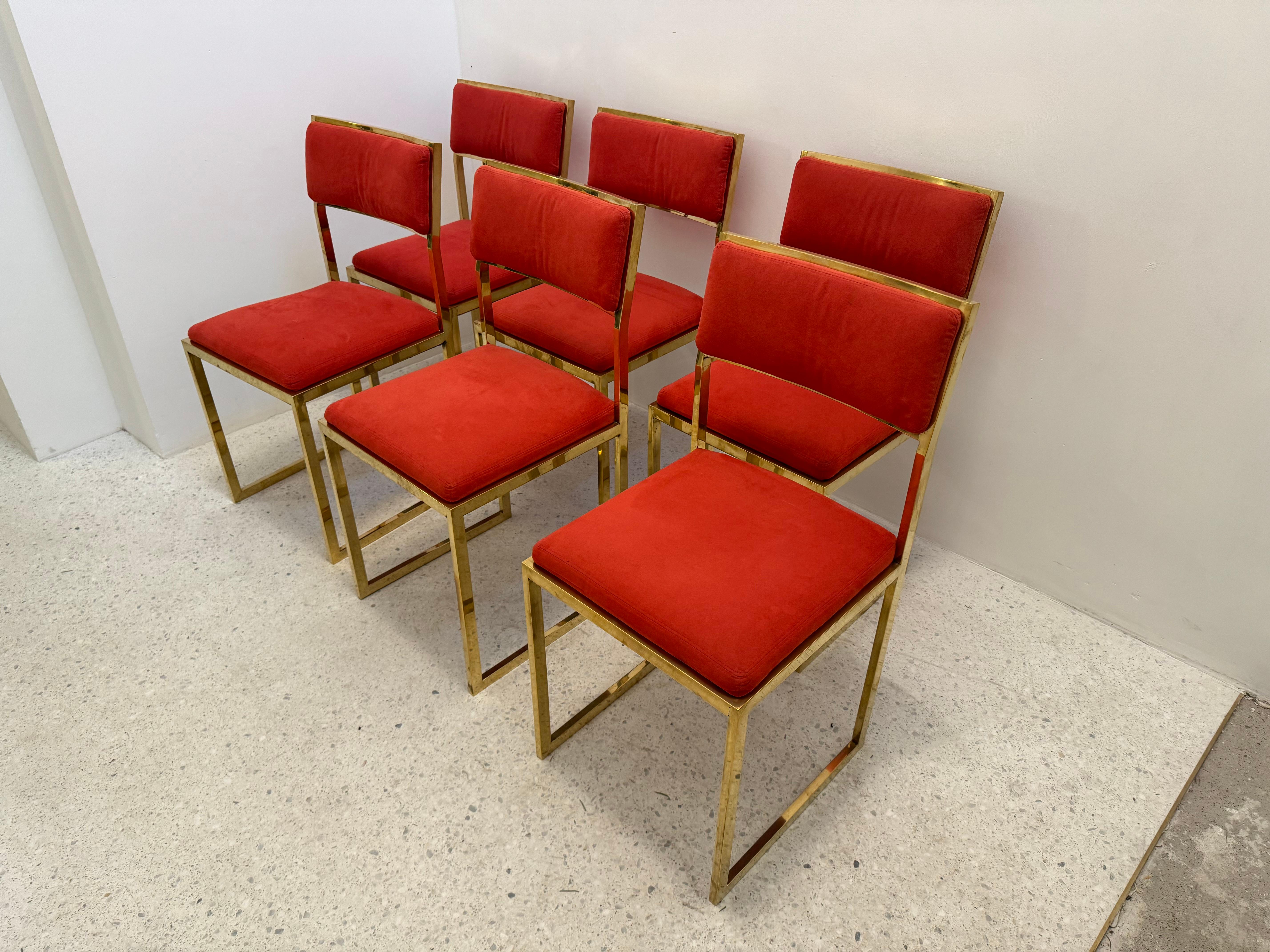 Set aus sechs Stühlen mit rotem Stoff und vergoldetem Metall.