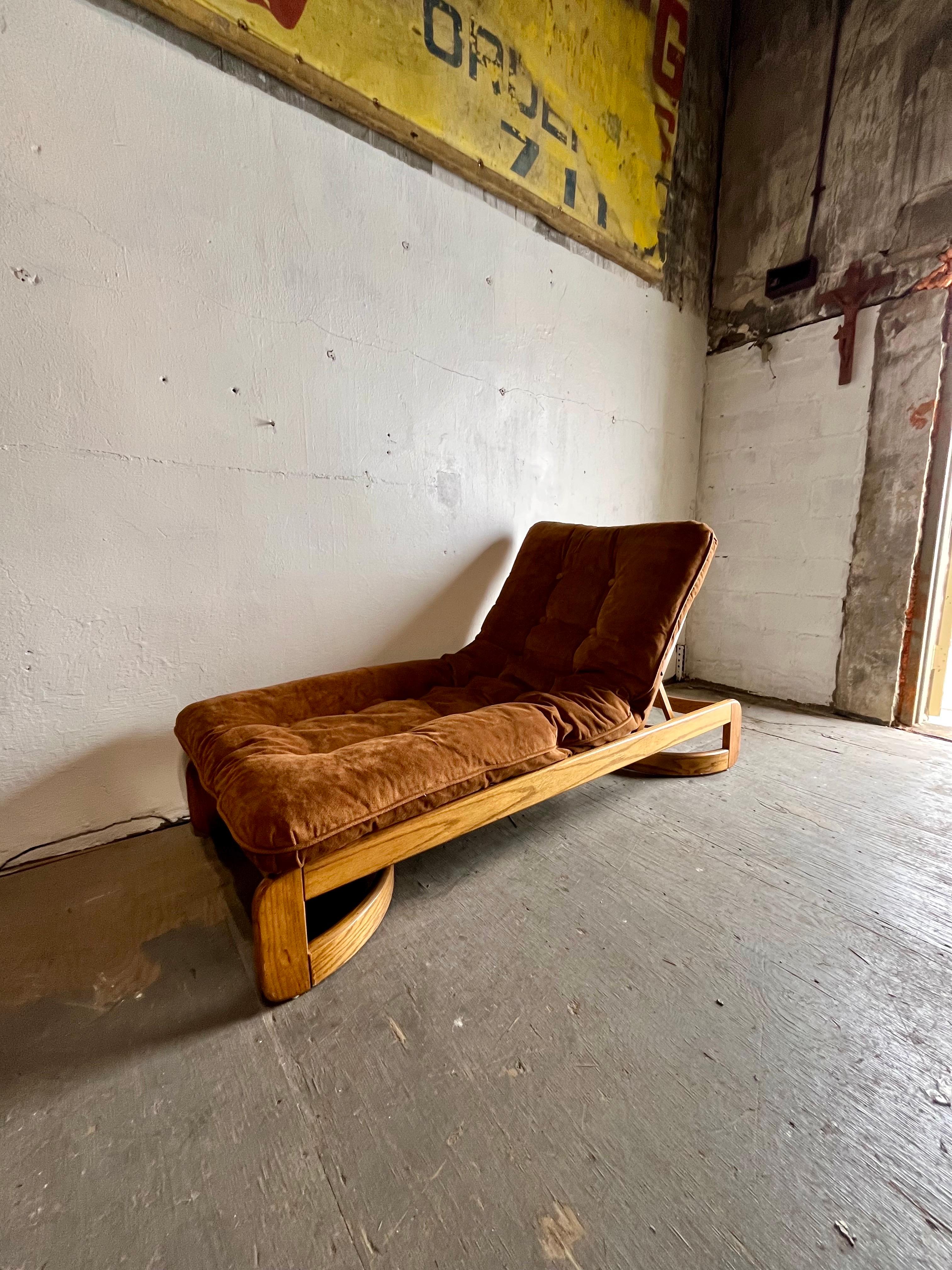 American Mid Century Chaise Lounge Day Bed Solid Oak Howard MFG For Sale